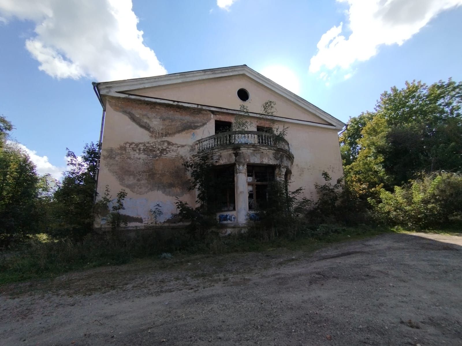 Продажа нежилых зданий общей площадью 5 102,7 кв.м. с земельным участком 28 435 кв.м. в Дмитровском м.о.