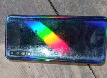 Сотовые телефоны марок "Айфон"-2 шт, Хонор -1 шт., "Iphone 8 Plus" -1 шт., сотовый телефон в корпусе синего цвета, портативная рация Icom-IC-F16 – 1 шт., радиостанции "Icom" – 1 шт. и "MegaJet Turbo" - шт.