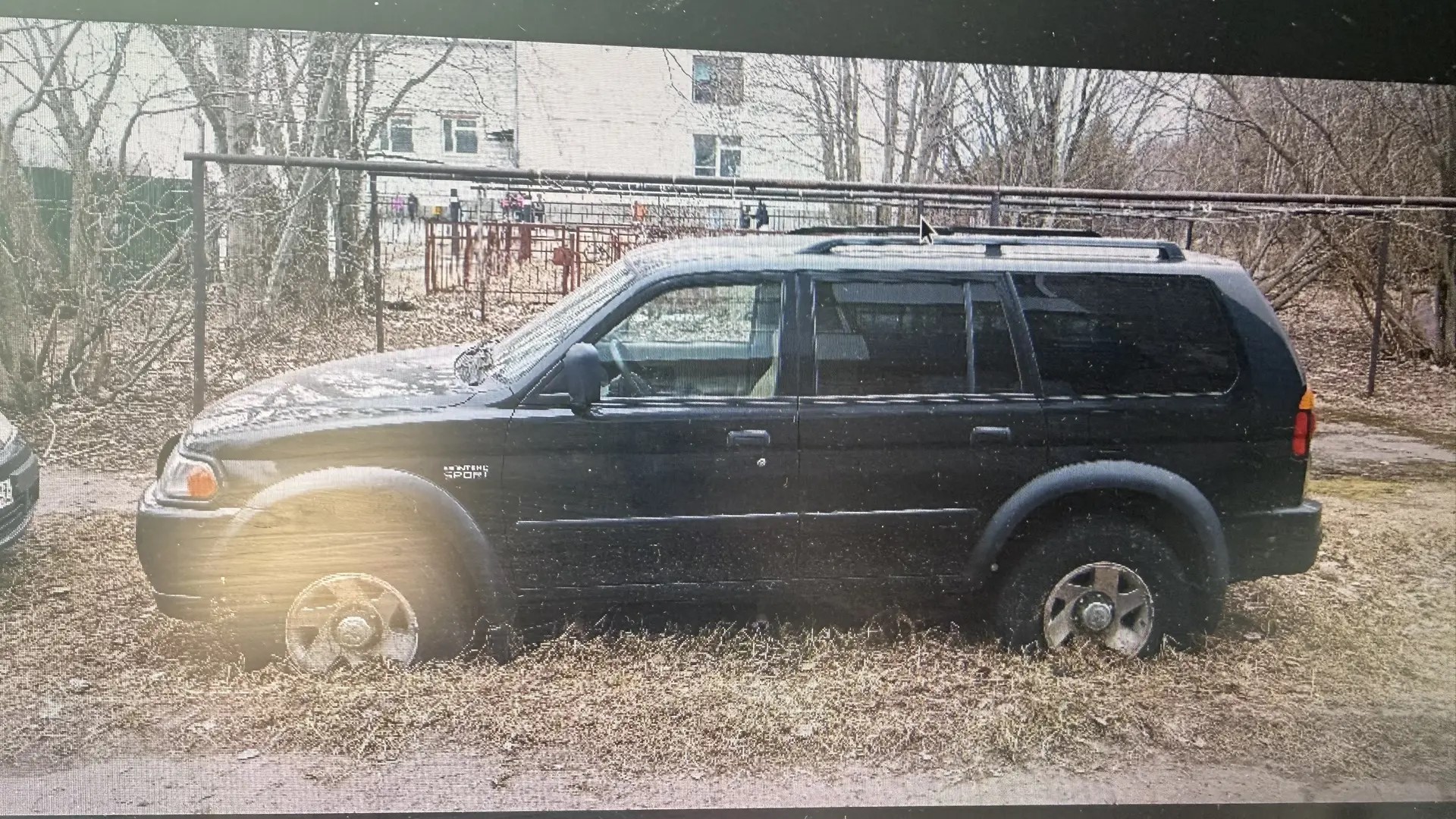 Транспортное средство Mitsubishi Montero Sport 4WD, 2002 года выпуска, цвет - черный, VIN JA4MT21H62J061420, государственный номер E965MM29, небольшие вмятины на заднем правом крыле, трещина на заднем бампере