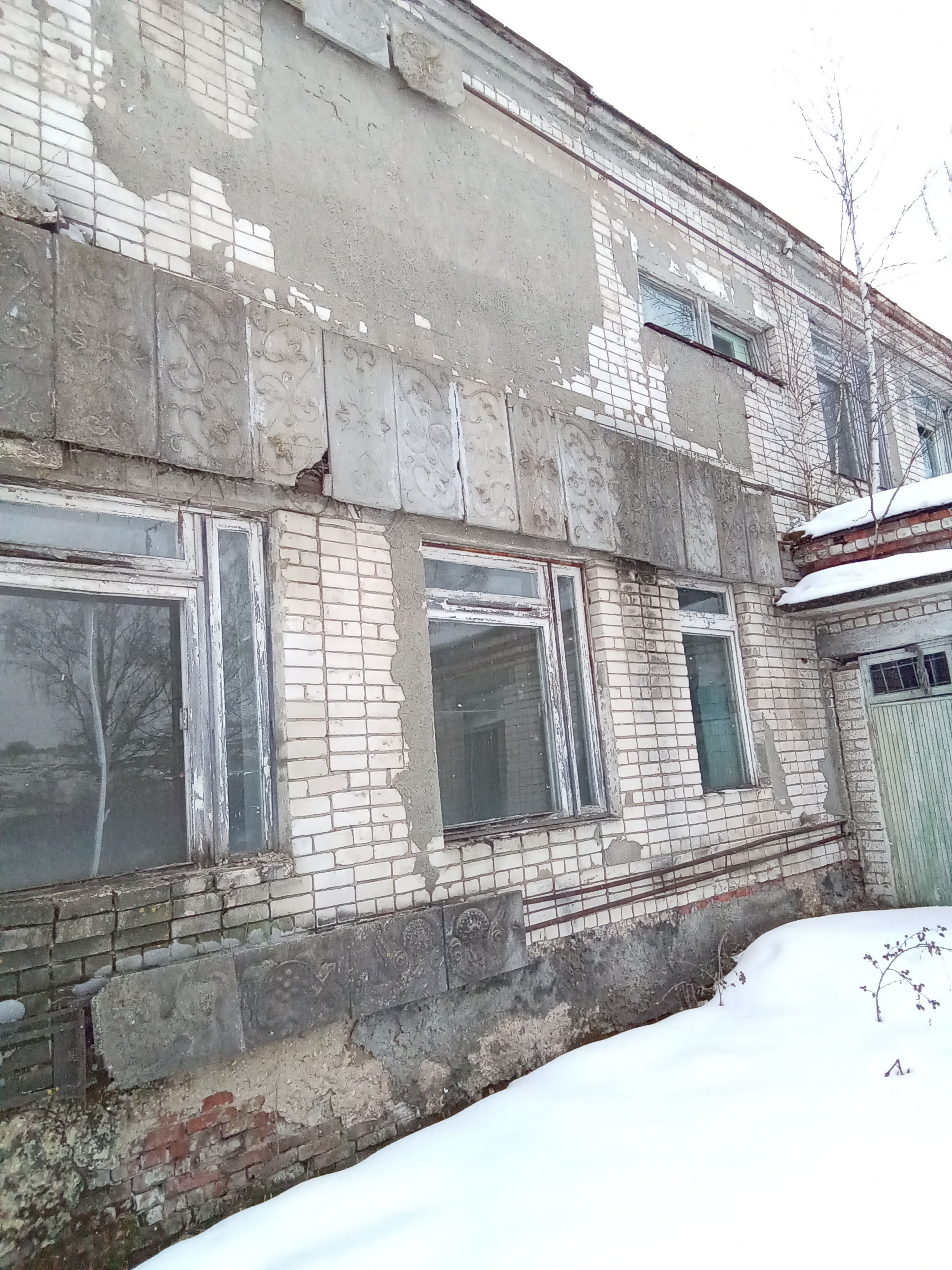 Продажа нежилого здания с земельным участком:-нежилое здание, 1976 года постройки, назначение: нежилое, площадь 537,4 кв.м,кадастровый номер 52:31:0090005:450;- земельный участок, в границах которого расположено вышеуказанное нежилое здание,кадастровый номер 52:31:0090005:207,площадь 4129 кв.м,категория земель:земли населённых пунктов,вид разрешенного использования: под административным зданием,адрес: Нижегородская обл.,Большемурашкинский р-н, с. Рождествено, ул. Набережная д.11