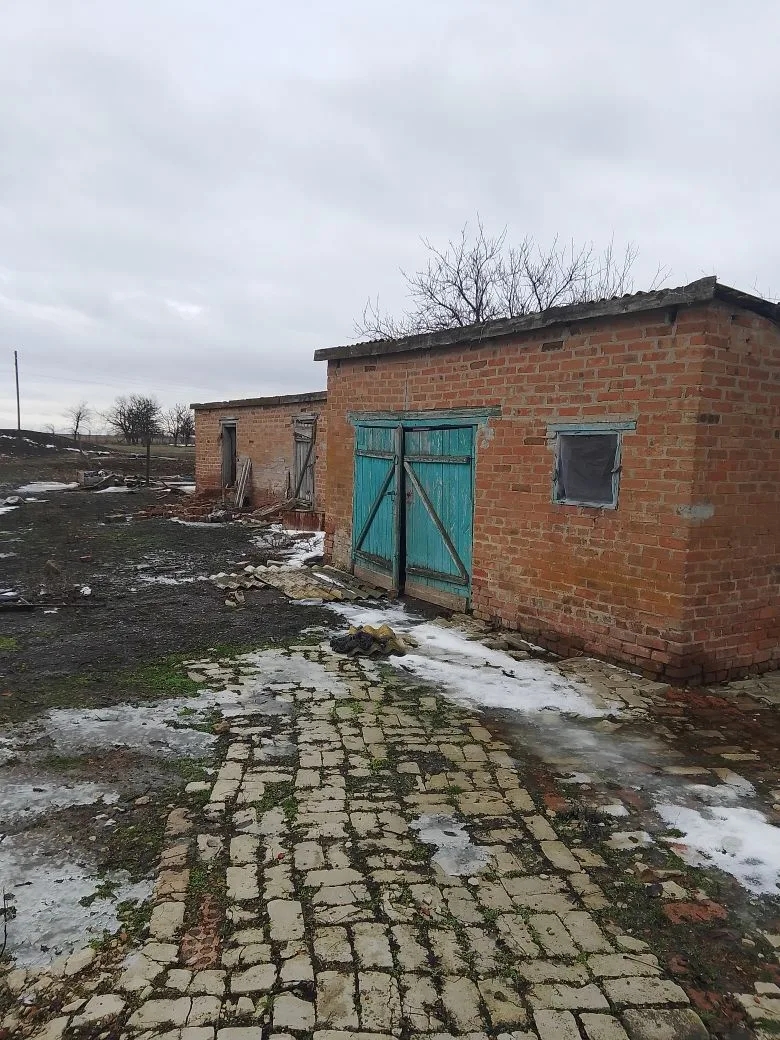Земельный участок площадью 1920 кв.м., категория земель: земли населенных пунктов, для ведения личного подсобного хозяйства, кадастровый № 61:24:0100201:19; жилой дом площадью 96,4 кв.м., кадастровый № 61:24:0100201:69 (находятся в залоге), должник Марьенко Г.А., (Поручение ТУ Росимущества в РО от 03.03.2026 № 61-283-У). Адрес (местоположение): Ростовская область, р-н Морозовский, х. Николаев, ул. Набережная, д. 19.