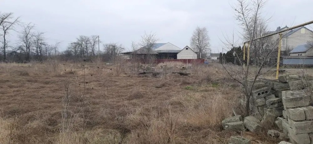 Залоговое имущество должника Ванюшкиной Ж.В.: земельный участок, площадь 1900 +/- 30,51 кв.м, кадастровый номер 26:15:291102:330, ограничение прав и обременение объекта: ипотека в силу закона, запрещения регистрации, ограничения прав на земельный участок, предусмотренныест. 56 Земельного кодекса Российской Федерации, адрес: Ставропольский край, Кочубеевский район, с. Новая Деревня,ул. Первомайская, 13.