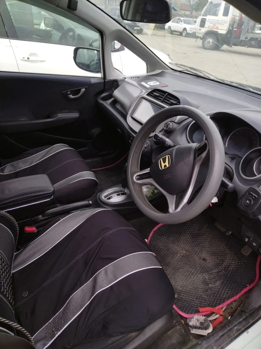 автомобиль Honda Fit, г/в 2009, г/н М650НС65, цвет белый, № кузова GE71020500. Место нахождения: Сахалинская область, г. Южно-Сахалинск, ул. 3-я Строительная 1А. Должник: Дарманкулов У.О. Обременение: арест, залог.