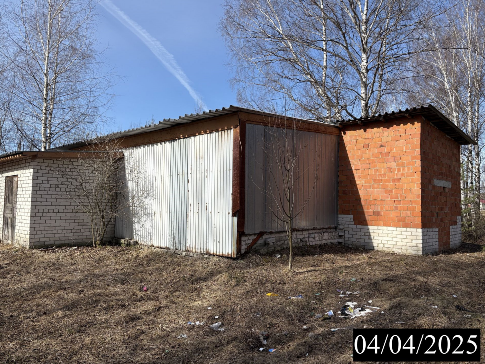Нежилое здание (здание мини-завода по переработке 3-х т. молока) (количество этажей: 1, в том числе подземных 0) общей площадью 201,6 кв.м, кадастровый номер 52:08:0011708:939, с земельным участком общей площадью 800 кв.м, кадастровый номер 52:08:0011708:311,  по адресу: Российская Федерация, Нижегородская область, муниципальный округ Ковернинский, деревня Семино, улица Советская, строение 17