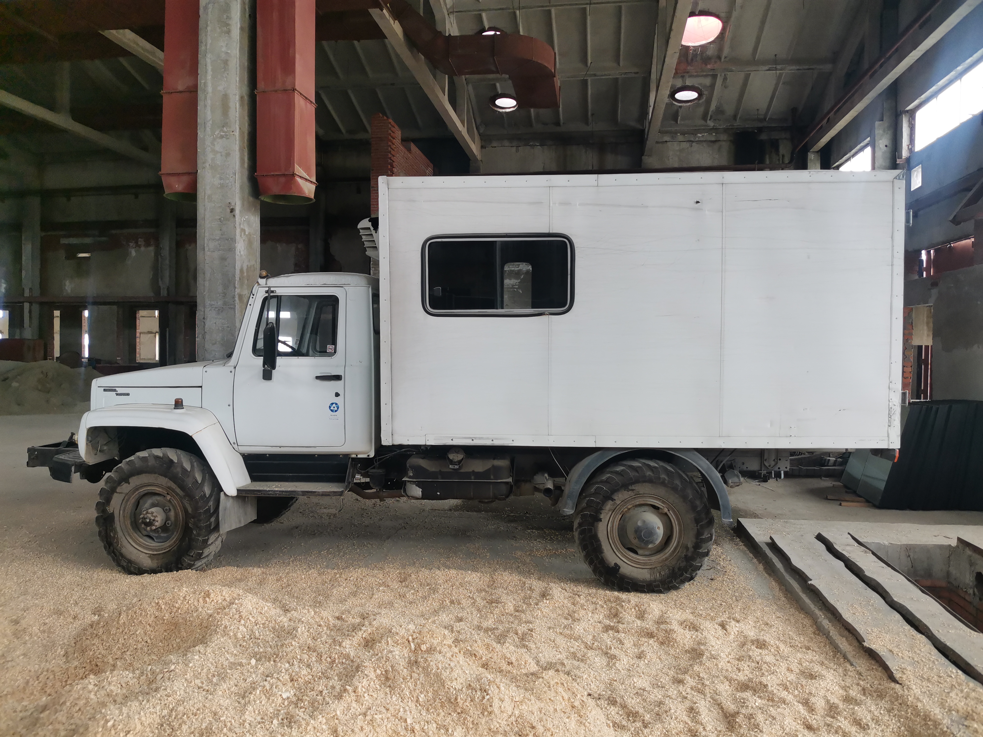 Автомобиль-мастерская 4795-0000010-33 регистрационный номер Е048НН74
