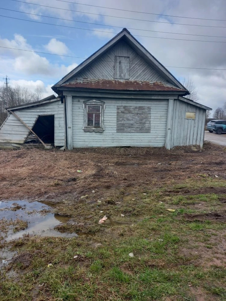 Земельный участок, категория земель - земли населенных пунктов, вид разрешенного использования - амбулаторное ветеринарное обслуживание, площадь - 185 кв. м, кадастровый номер 12:02:1110101:3, с расположенным на земельном участке объектом недвижимости: здание, назначение - нежилое, площадь - 58,3 кв. м, 1-этажный (в том числе подземных этажей - 0), кадастровый номер 12:02:1110101:139, местоположение: Республика Марий Эл, Горномарийский район, дер. Макаркино, ул. Центральная, д. 74.