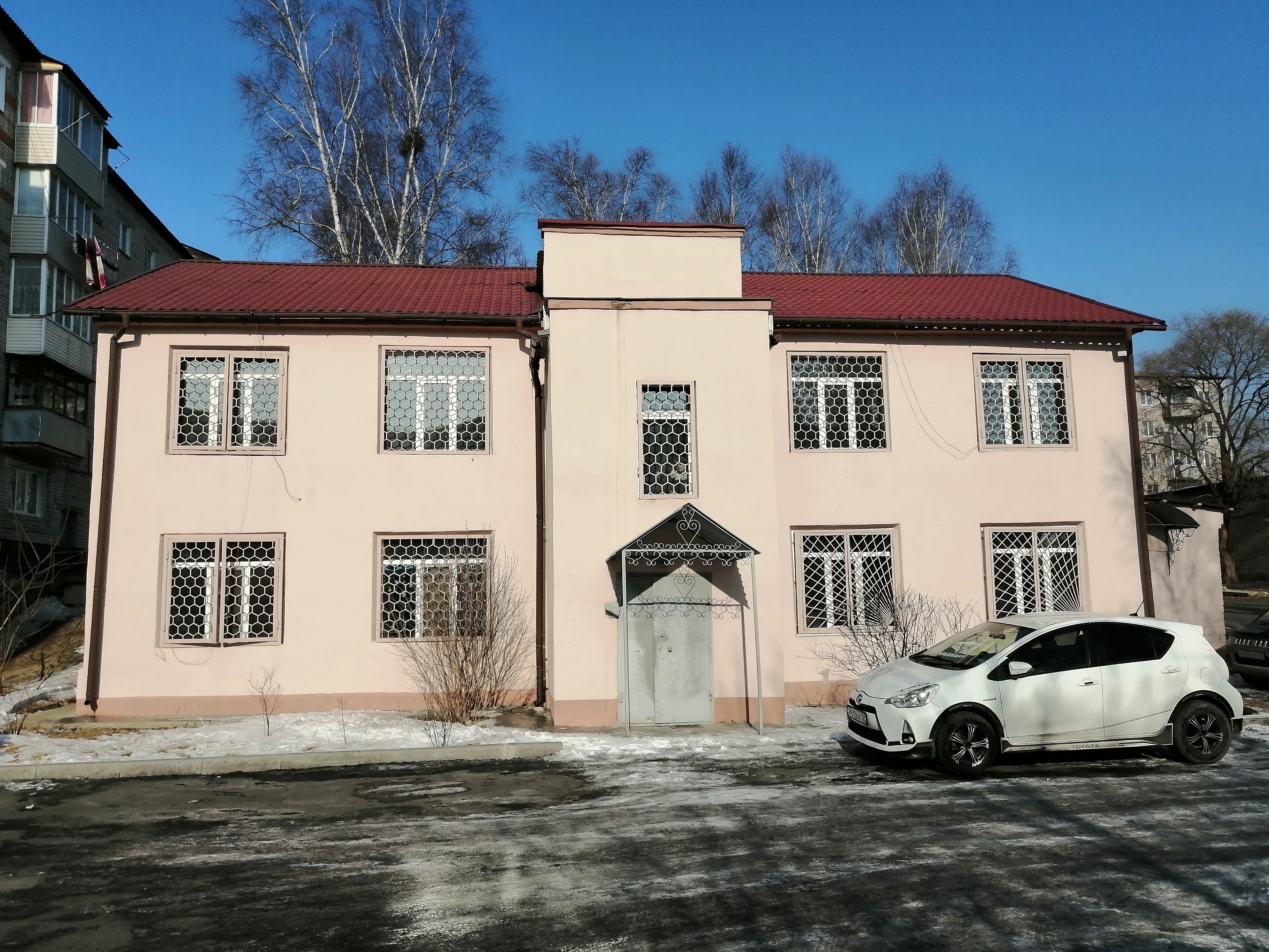 Право заключения договора аренды нежилого административного здания общей площадью 295,2 кв. м с кадастровым номером 25:33:180113:2444, расположенного по адресу: Приморский край, г. Партизанск, ул. Чапаева, д. 3