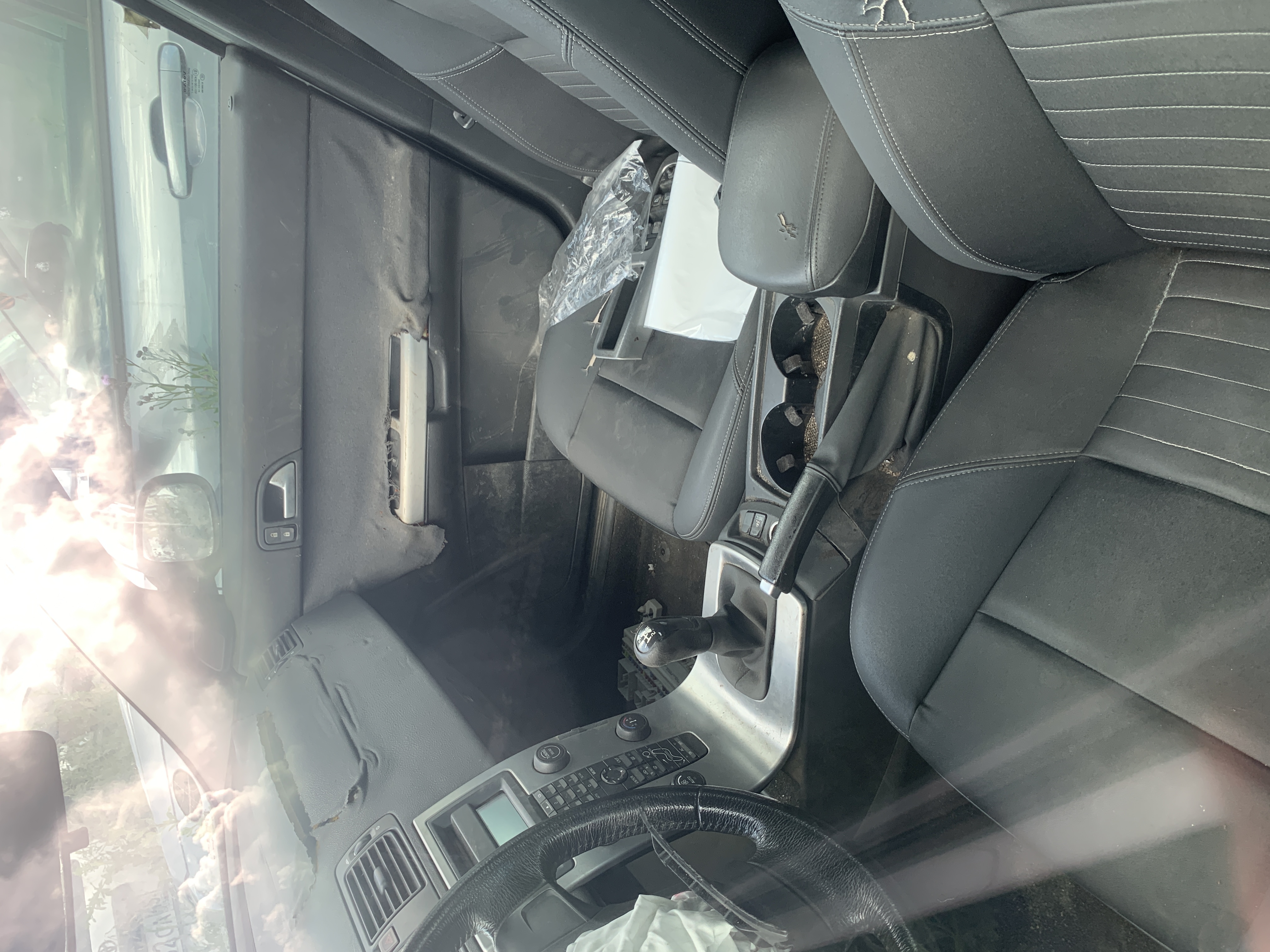 Транспортное средство «Volvo S40», VIN YV1MS664252053107, регистрационный номер MEL 811 LT, 2004 г.в., с ключом зажигания от транспортного средства «Volvo S40» и документами