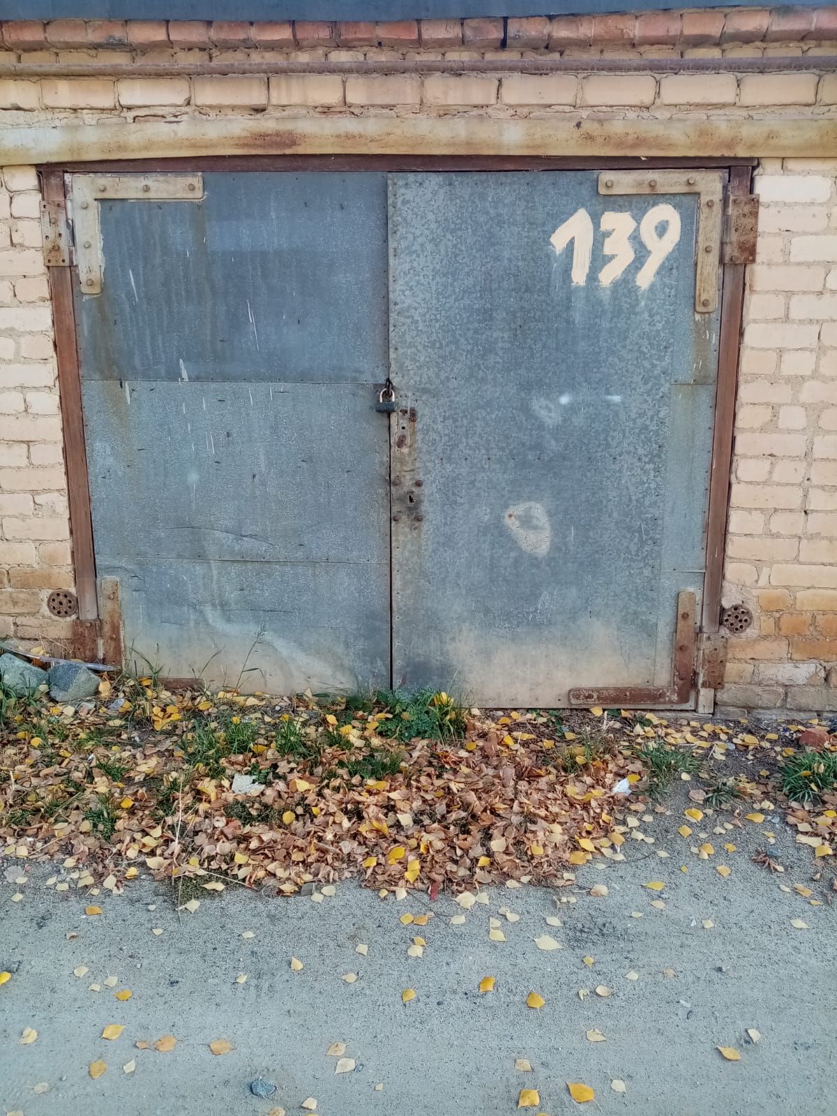 Нежилое здание - гараж, площадью 23,4 кв.м., кадастровый номер: 74:26:1103008:326, реестровый номер: П12740018357, по адресу: Челябинская обл., р-н Пластовский, г. Пласт, ул. Мелиораторов, гараж 139. Целевое назначение: нежилое.