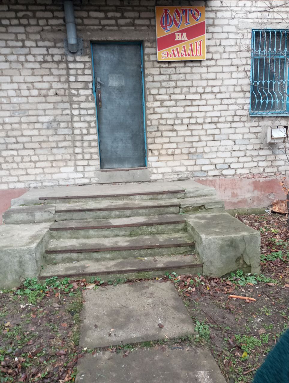 нежилое помещение, общей площадью – 15,4 кв. м, по адресу: Российская Федерация, Луганская Народная Республика, м.о. Краснодонский, город Краснодон, улица Артема, дом 11, кадастровый номер 95:25:0101061:572 (далее – Объект). Объект находится в удовлетворительном состоянии. Подключение к инженерным коммуникациям арендатор будет выполнять самостоятельно