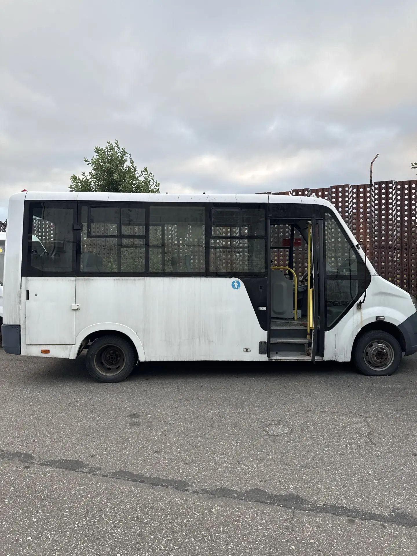 Автобус ГАЗ, A64R42, 2017 г.в., VIN X96A64R42Н0008408, цвет белый. Работоспособность не проверялась. По итогам торгов по данному лоту победитель производит оплату за имущество по цене, увеличенной на сумму НДС (22 %). Местонахождение: г. Мурманск, ул. Транспортная, д. 6. Должник ООО «Магистраль».