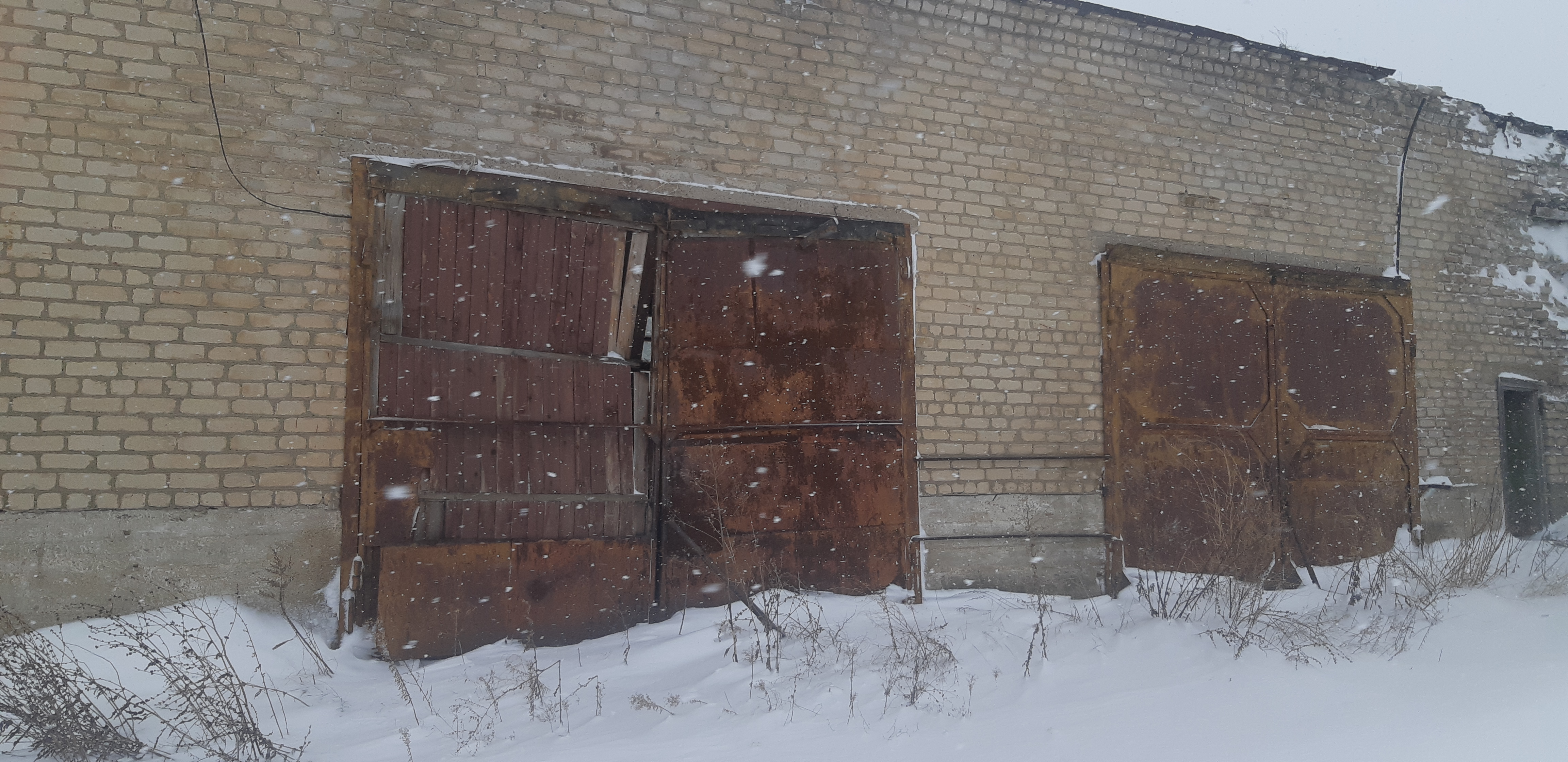 Здание большого гаража общей площадью 404.8 кв.м. с кадастровым № 22:67:010101:80 и земельный участок общей площадью 454 кв.м. с кадастровым № 22:67:020110:316