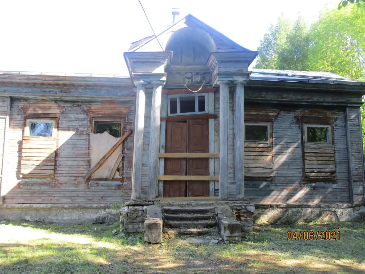 Нежилое здание (корпус спальный) площадью 282,4 кв.м, 1-этажное, в том числе подземных этажей 0, с кадастровым номером 44:13:030701:271, адрес: Костромская область, Нерехтский район, д. Неверово, д. б/н; нежилое здание (корпус 2 – школа с пристройкой) площадью 285 кв.м, 2-этажное, в том числе подземных этажей 0, с кадастровым номером 44:13:030701:270, адрес: Костромская область, Нерехтский район, д. Неверово