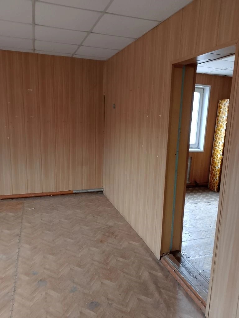 Нежилое здание с земельным участком