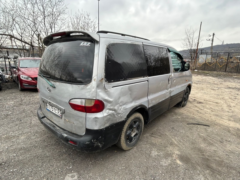 Автомобиль марки «HYUNDAI STAREX» (Хьюндай Старекс), темно-серого цвета, государственный регистрационный знак А775ТС51, 2002 года выпуска. VIN: KMHWP81HP2U462398.
