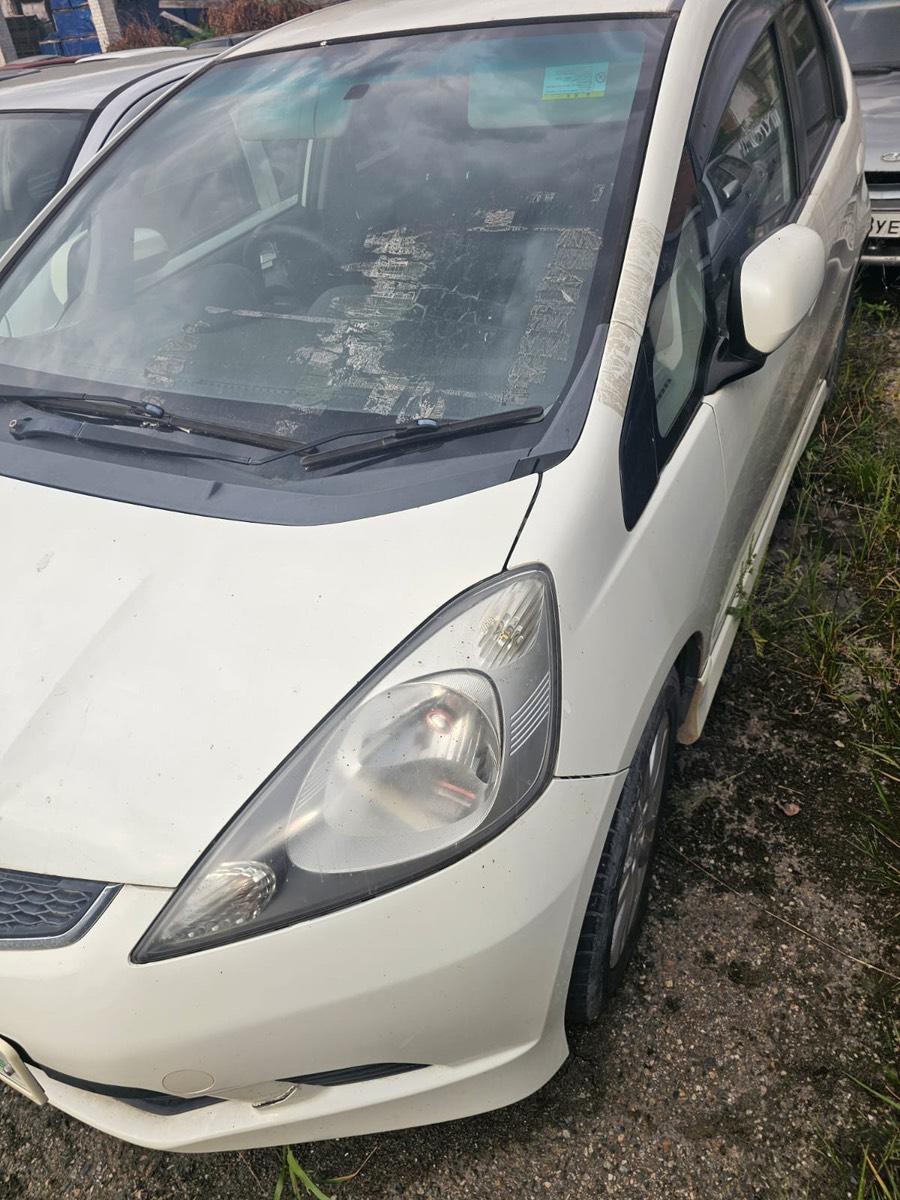 Автомобиль Honda Fit VIN GE81014837, 2008 год выпуска, белого цвета (без ключа зажигания, двери, капот, багажник закрыты), р.з Р079СНАВН. Документы отсутствуют.