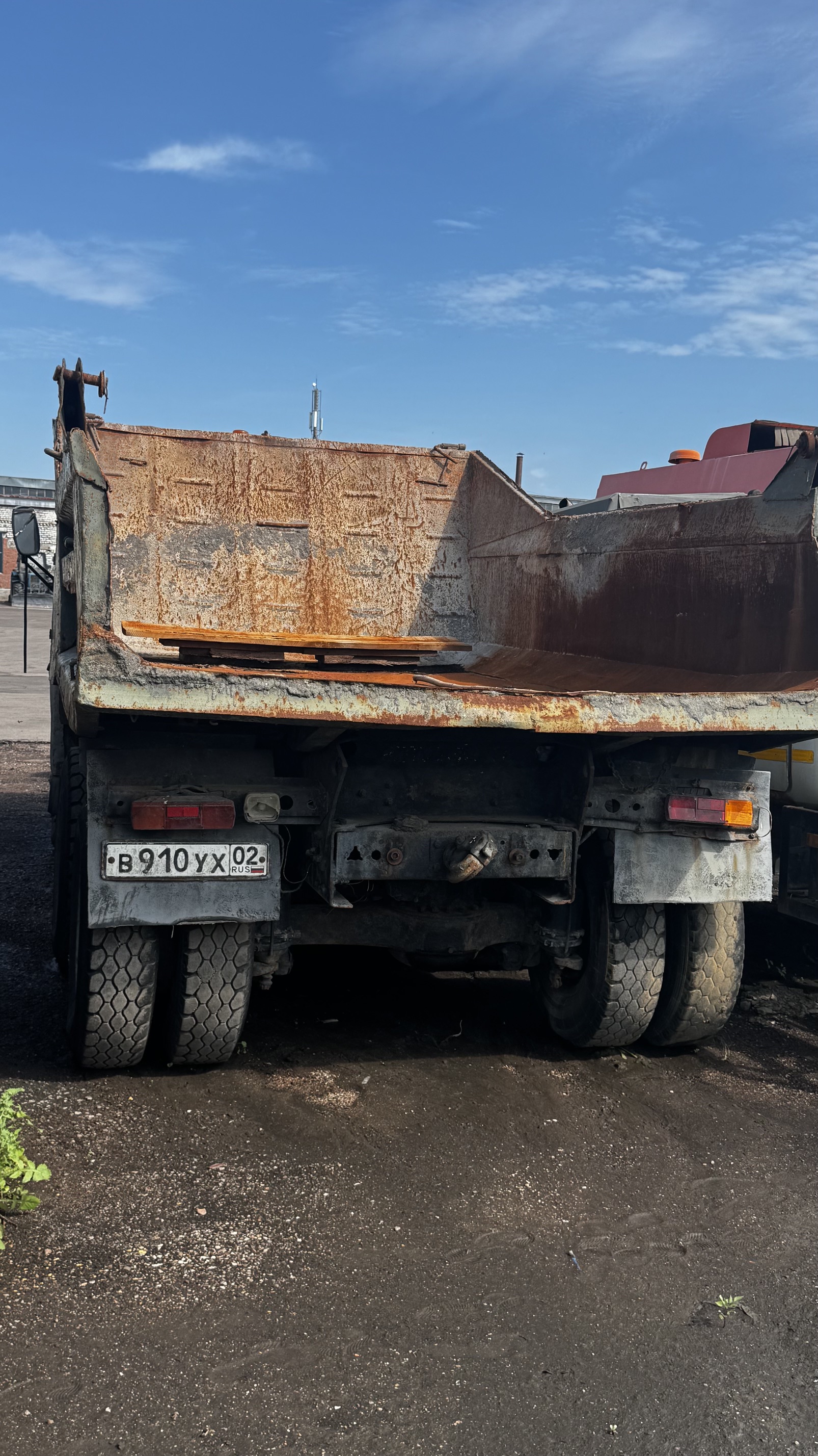 КАМАЗ 55111, идентификационный номер (VIN): XTC551110N2007014, год выпуска: 1992, гос/номер В 910 УХ 02.
