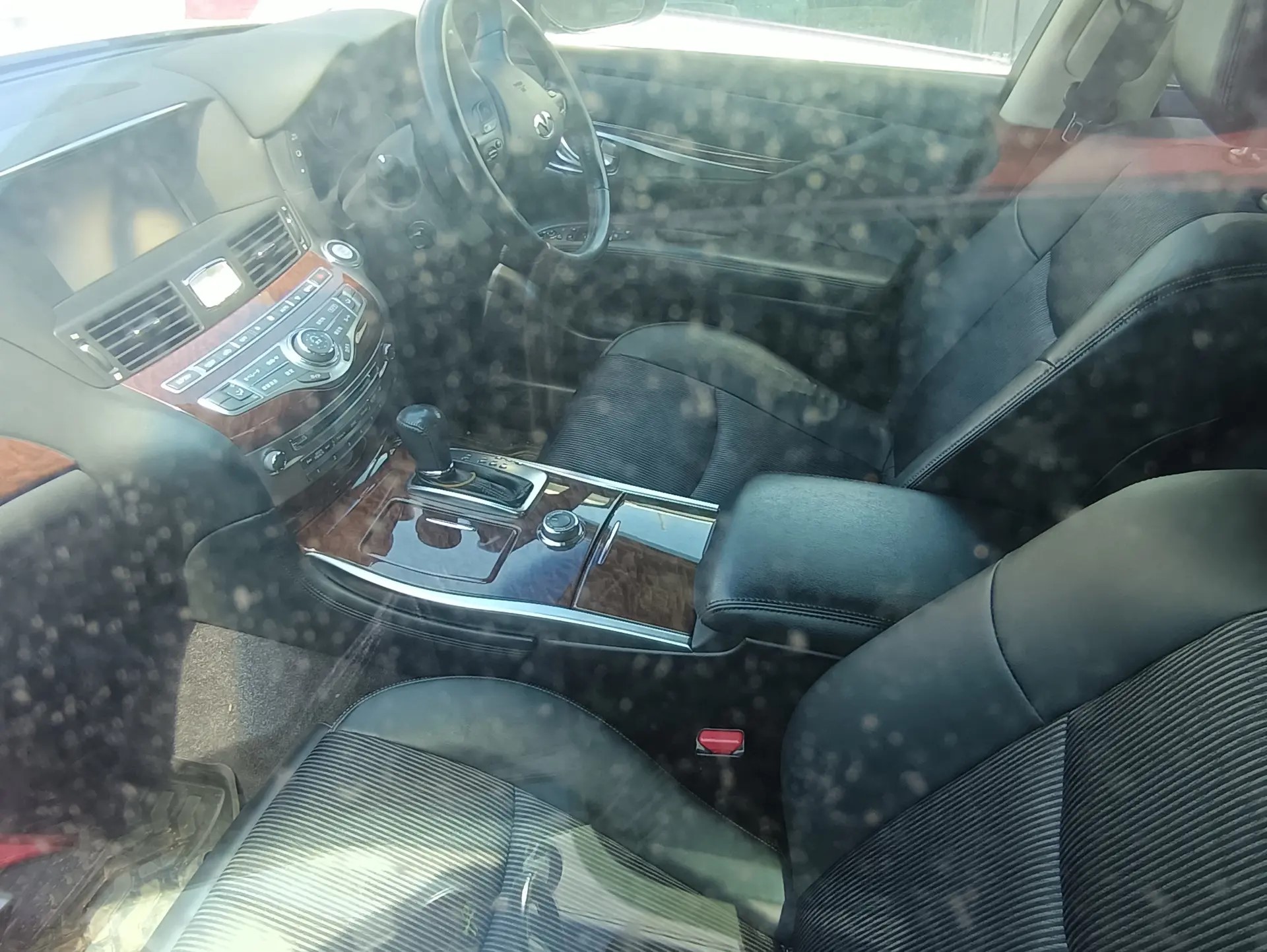 Транспортное средство – марки "NISSAN" модель "FUGA", 2015 года выпуска.