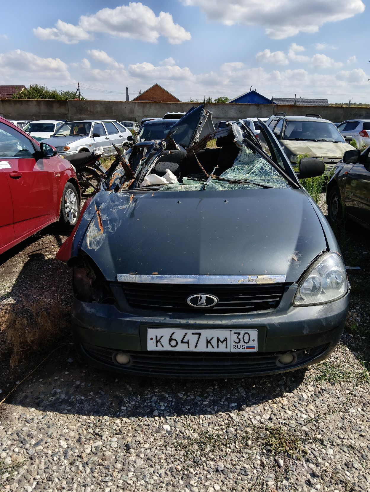 Годные остатки: автомобиль марки «Лада 217230 Приора», государственный регистрационный знак К 647 КМ 30, 2010 года выпуска (ключи и документы отсутствуют).VIN XTA217230В0128779 цвет серо-сине-зеленый, Характеристики и дефекты: ТС в разбитом состоянии, множественные повреждения различного характера.