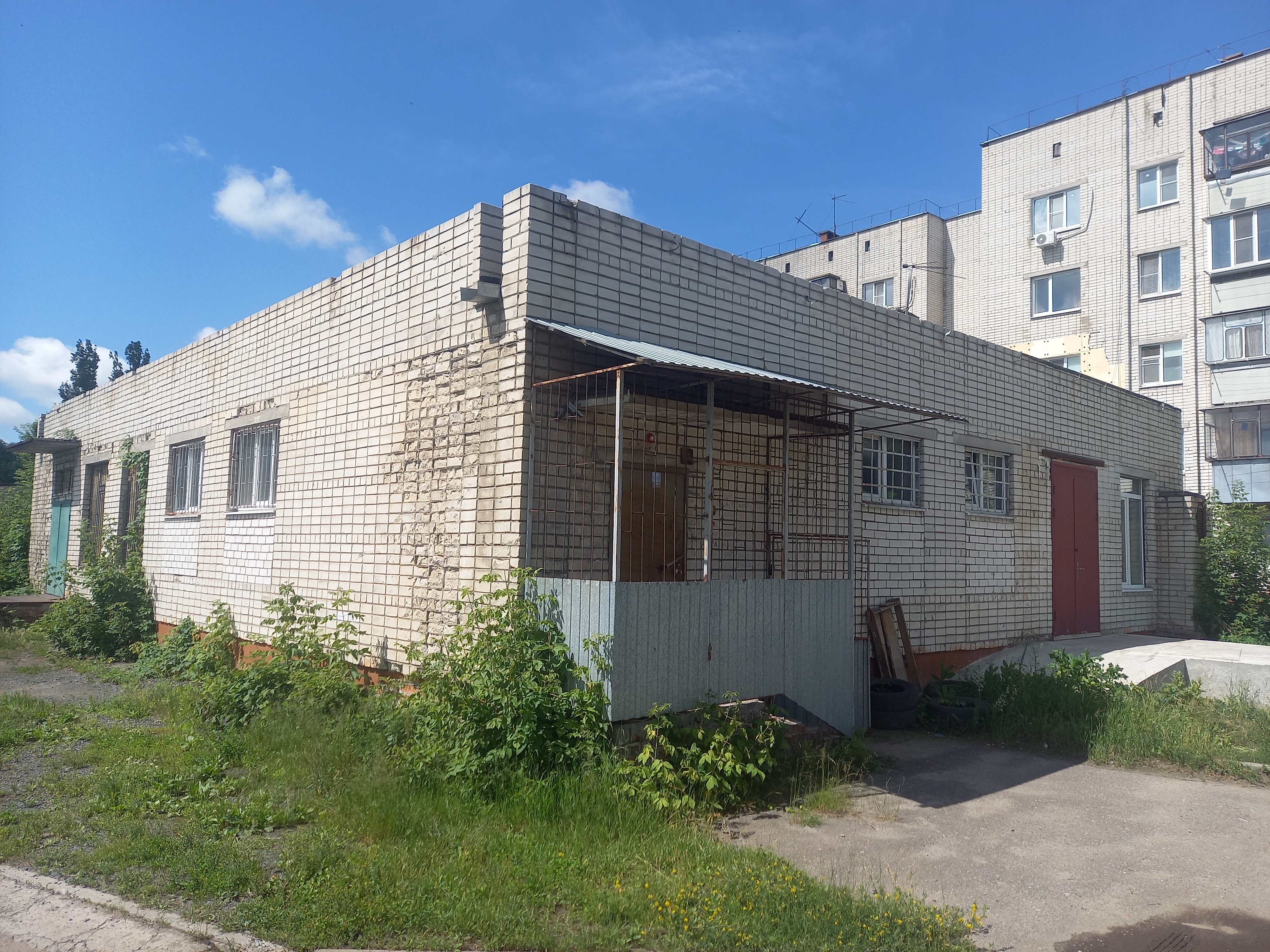 Нежилое помещение (ком. 2-6, 17, 17а, 18-20) 1 этажа (к/н 46:29:103141:946), площадь 257 кв.м, расположенное по адресу: г. Курск, ул. Народная, д.13в.