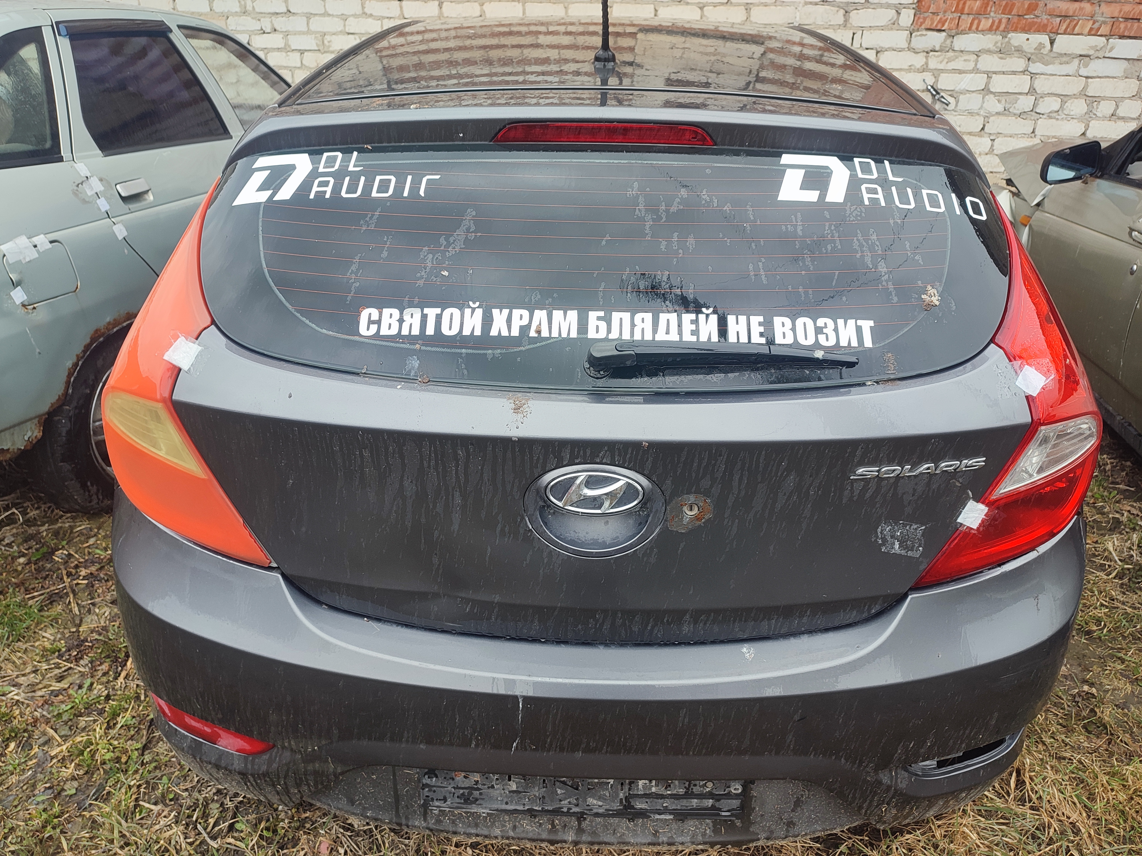 Автомобиль HYUNDAI SOLARIS VIN Z95CT51DBR030058 хэтчбек, темно-серого цвета (ключи и документы отсутствуют, техническое состояние не проверялось, пробег не известен). Имущество продается в том виде, в каком оно есть, в случае продажи возврату/обмену не подлежит. За скрытые дефекты имущества Продавец ответственности не несет.