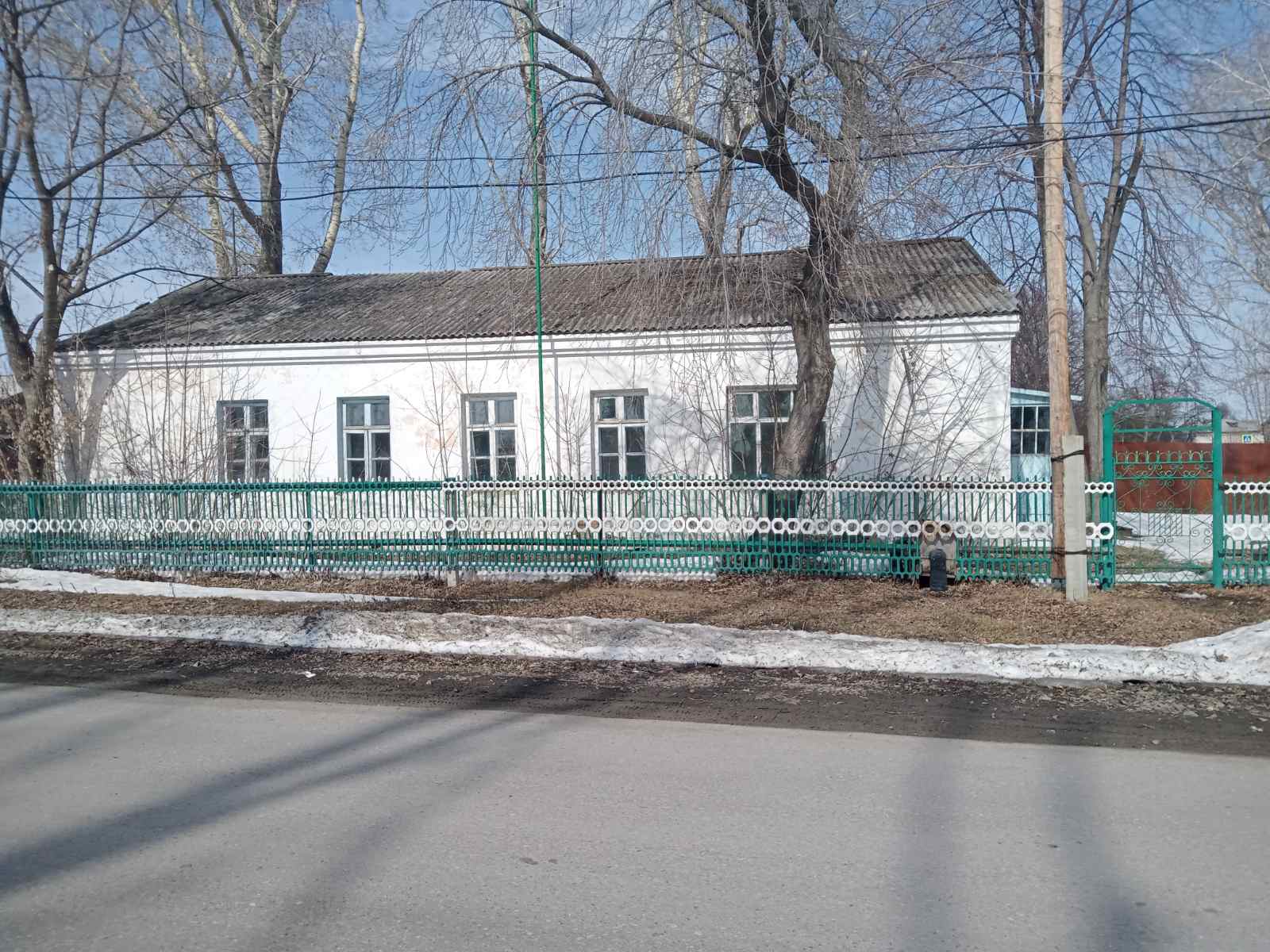 ЛОТ № 2. Нежилое здание "Скорая помощь", общая площадь 154,3 кв.м., с кадастровым номером 72:01:0101010:123, земельный участок с кадастровым номером 72:01:0101010:379 обшей площадью 609 кв.м. по адресу: Тюменская область, Абатский район, с. Абатское, ул. 1 Мая, д. 60, категория земель: земли населенных пунктов, вид развешенного использования: амбулаторно – поликлиническое обслуживание.