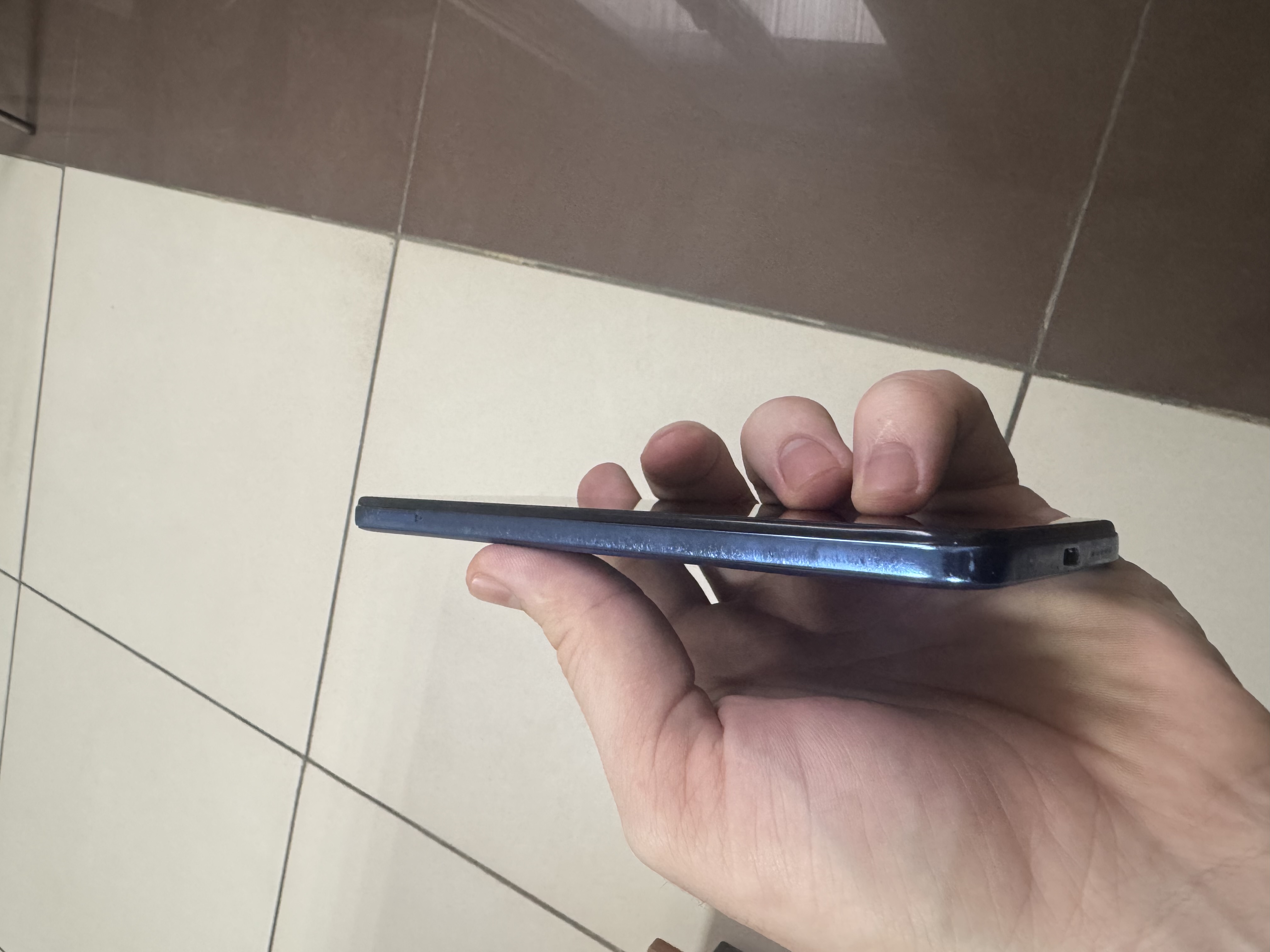 1. Мобильный телефон марки "Redmi Note 11", модель 2201117TG, серийный номер 8d97a668, голубого цвета – 1 шт; 2. Мобильный телефон марки "Redmi Note 12 Pro" перламутрово-белого цвета – 1 шт.