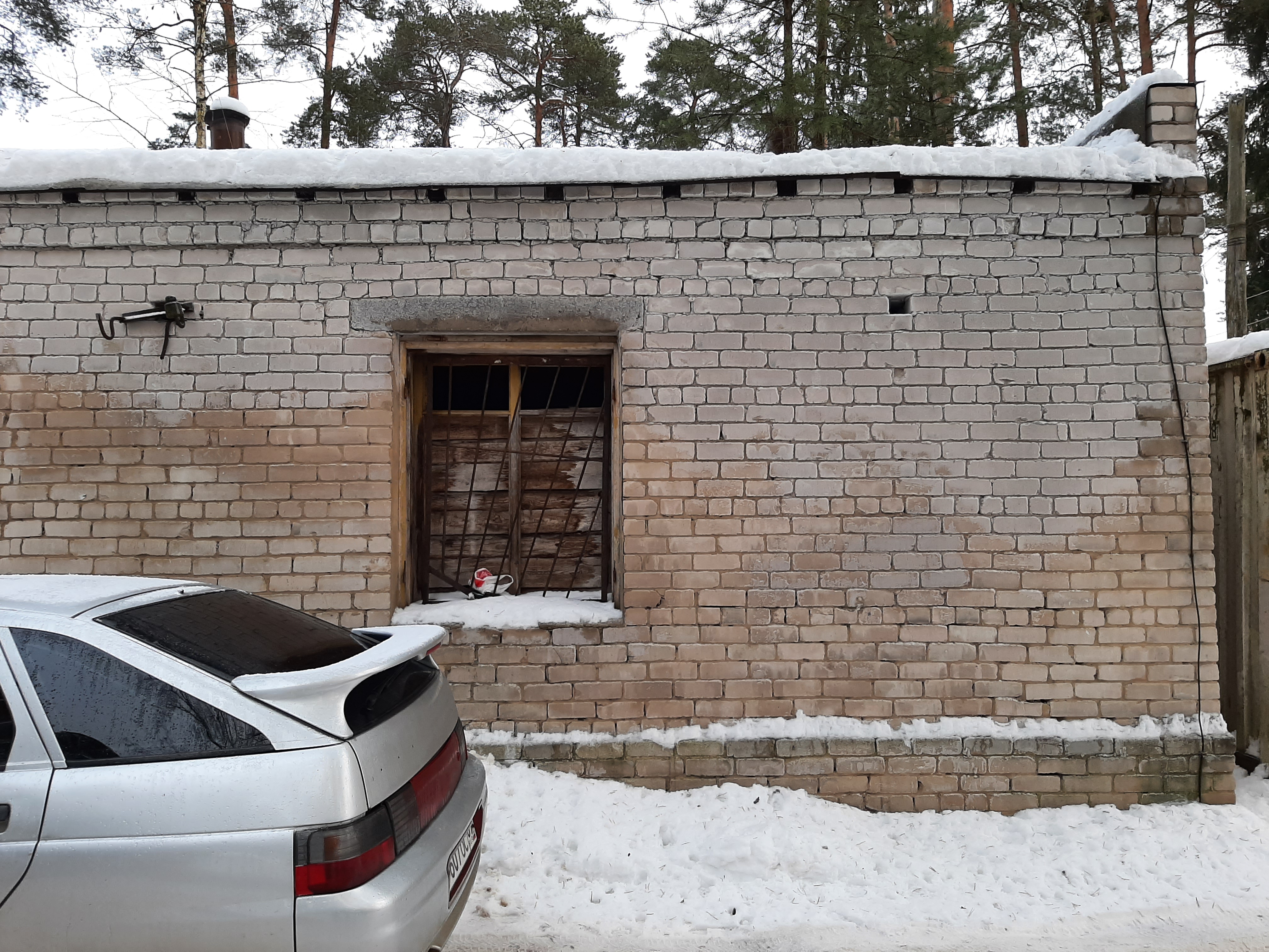 Нежилое здание с земельным участком