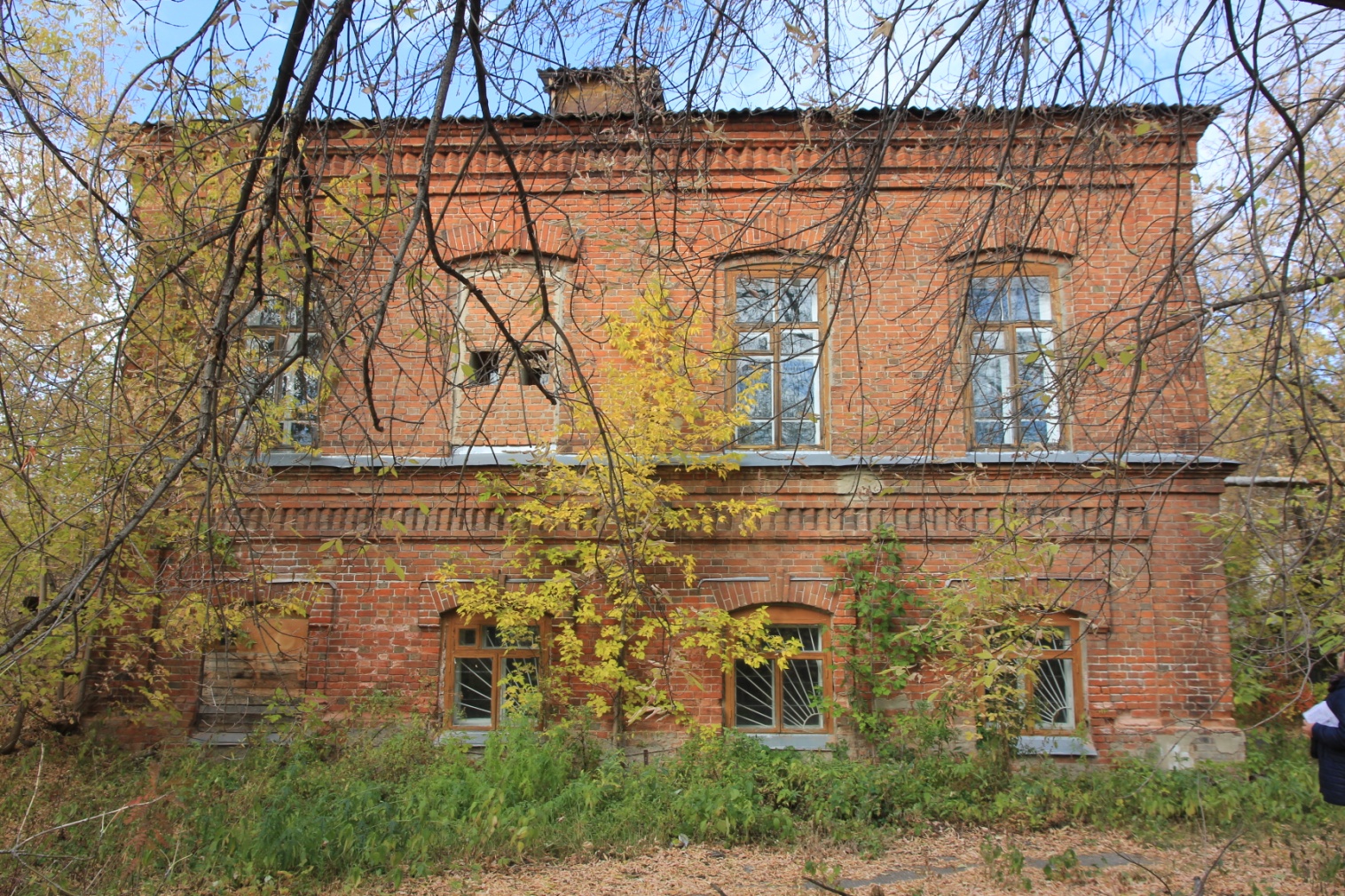 Здание баклаборатории площадью 510,1 кв. м, одновременно с земельным участком по адресу: Курганская область, г. Шадринск, ул. Михайловская, д. 182