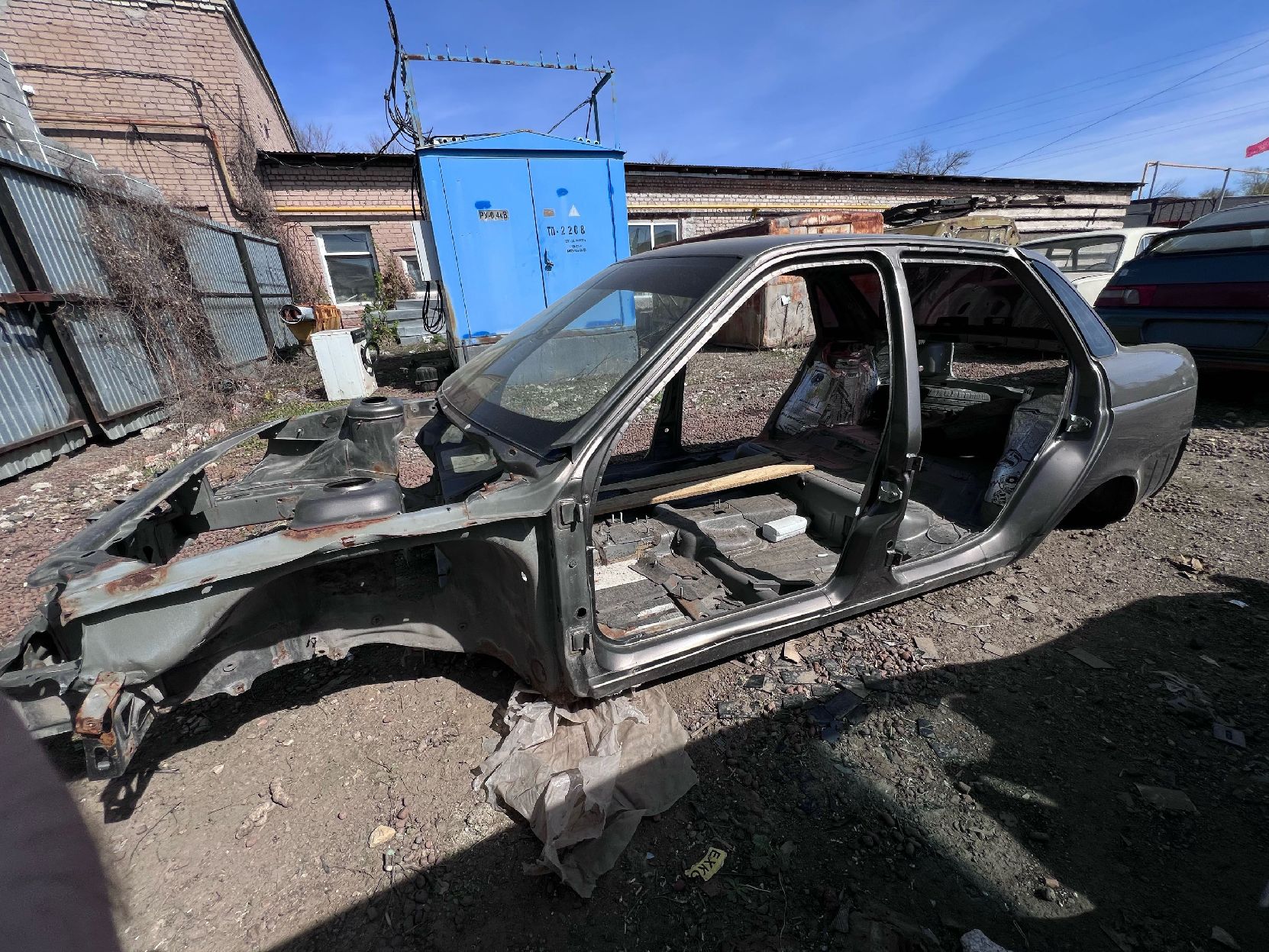 Автомобиль Лада Приора, г/н А 647 ТХ 156, VIN XTA217050J0557264. От автомобиля остался только кузов, все комплектующие отсутствуют. Без колес, без дверей, отсутствует крышка багажника