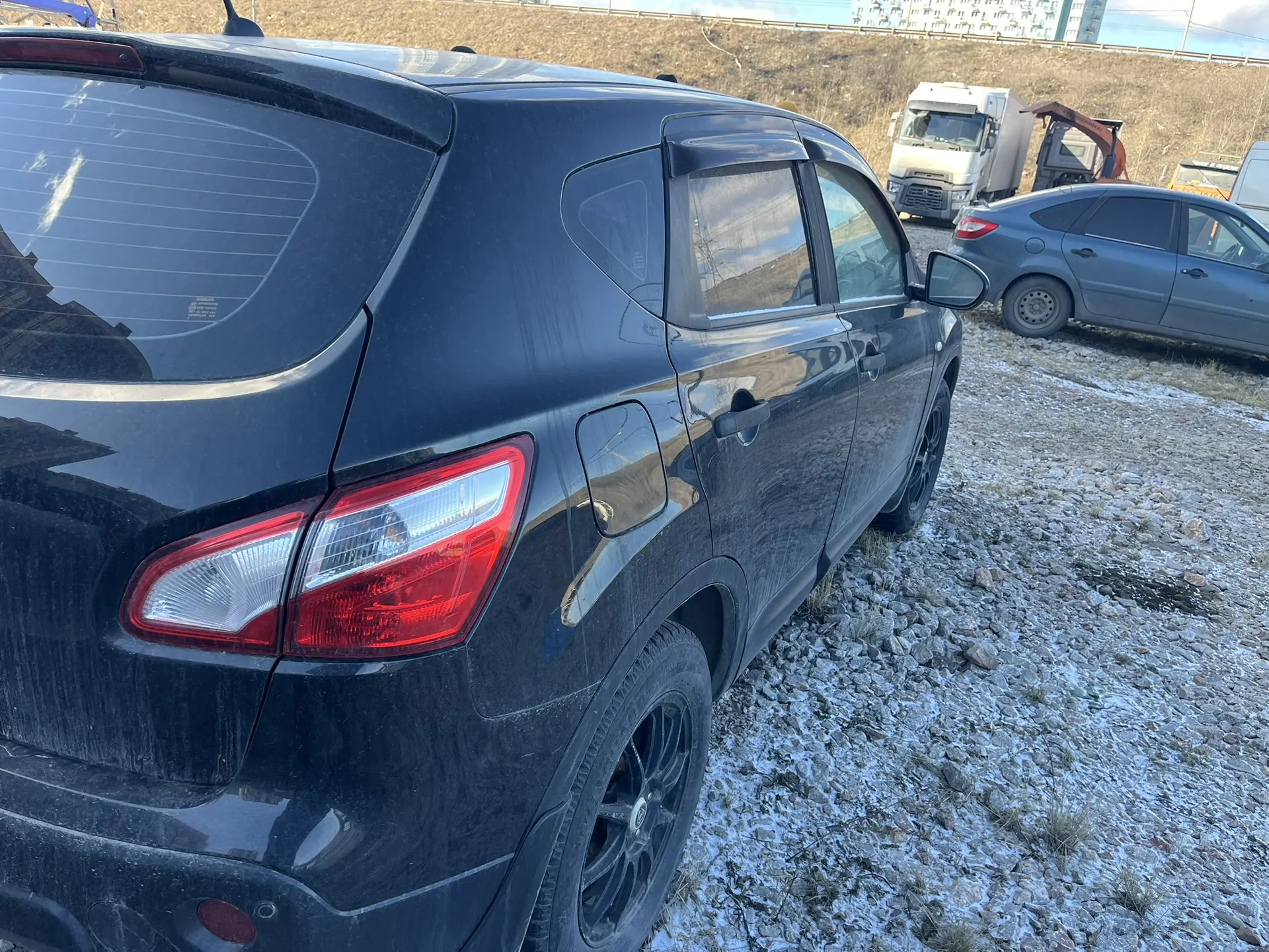 (повторные торги) Легковой автомобиль NISSAN Qashqai, 2012 г.в., г/н Н204ТР124, VIN SJNFAAJ10U2692034, № кузова SJNFAAJ10U2692034, цвет черный. Идентификационные номера не сверялись, рабочее состояние не проверялось, автомобиль закрыт, ключи и документы отсутствуют. Должник Таранов С.И. Обременения: Залог, запреты судебного пристава исполнителя на рег. действия. Начальная цена продажи 887859,00 руб. Задаток 134000,00 руб. (пор. 680)