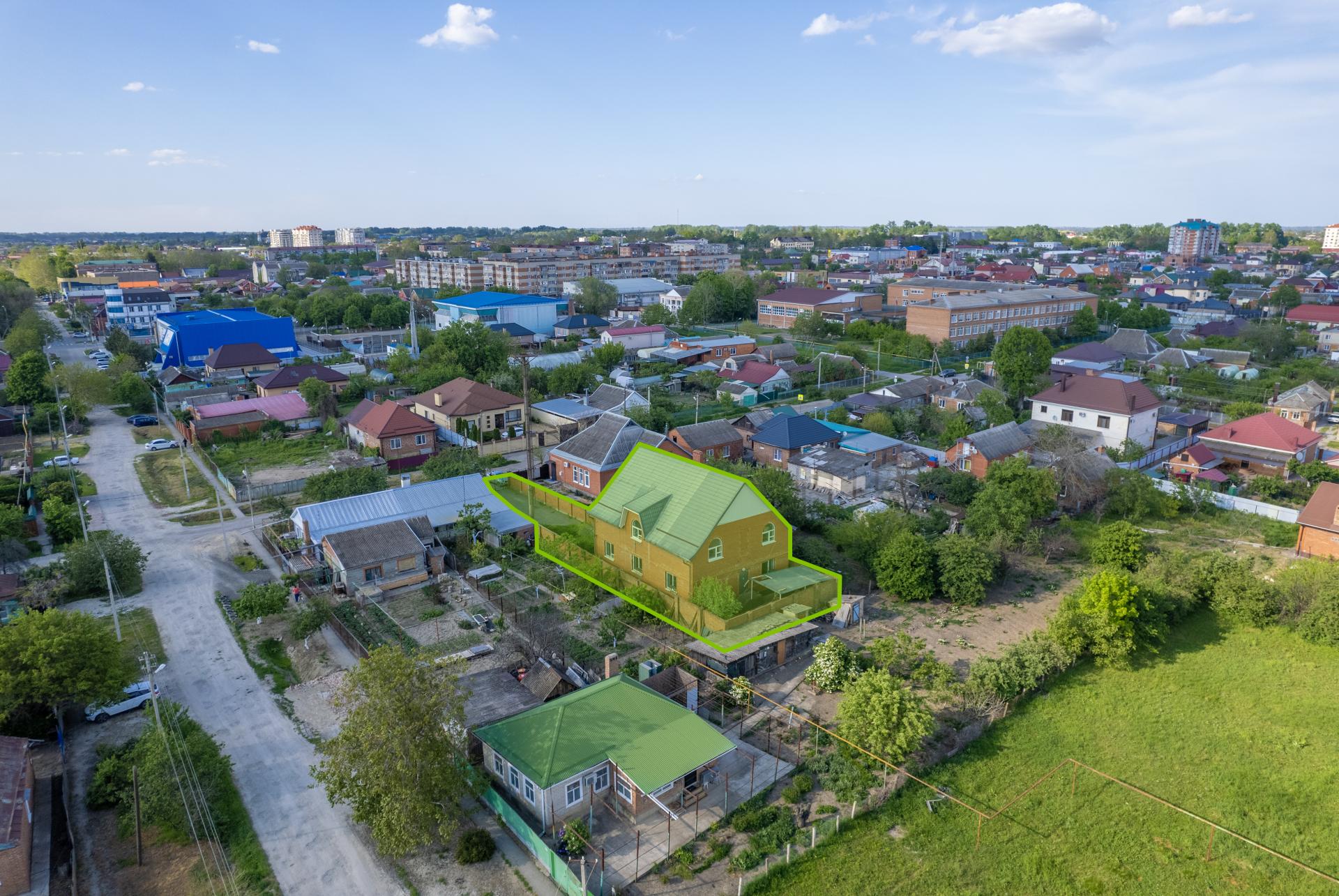 Продажа находящегося в федеральной собственности объекта недвижимого имущества площадью 252,6 кв. метров (кадастровый номер 23:27:1404001:10253), местоположение: Российская Федерация, Краснодарский край, м. р-н Славянский, г.п. Славянское, г. Славянск-на-Кубани, ул. Комсомольская, д. 93А, одновременно с находящимся в федеральной собственности земельным участком площадью 474 кв. метра (кадастровый номер 23:48:0204034:18), на котором расположен такой объект недвижимого имущества.