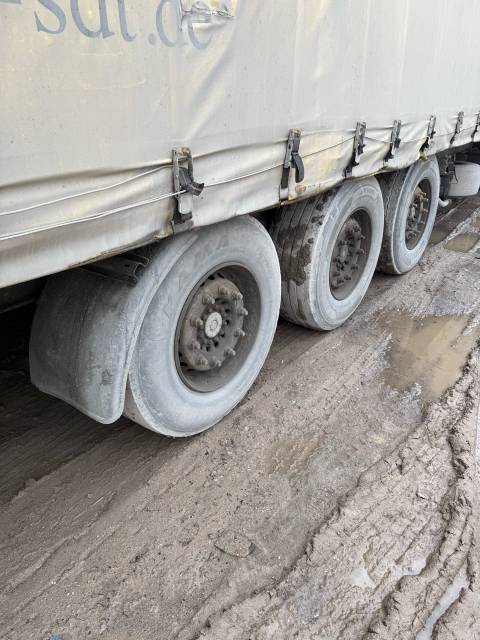 Полуприцеп марки SCHMITZ к грузовому автомобилю, 2002 г.в., г/н: АЕ708443, VIN: WSMS6980000505818, рама черного цвета, на прицепе тент