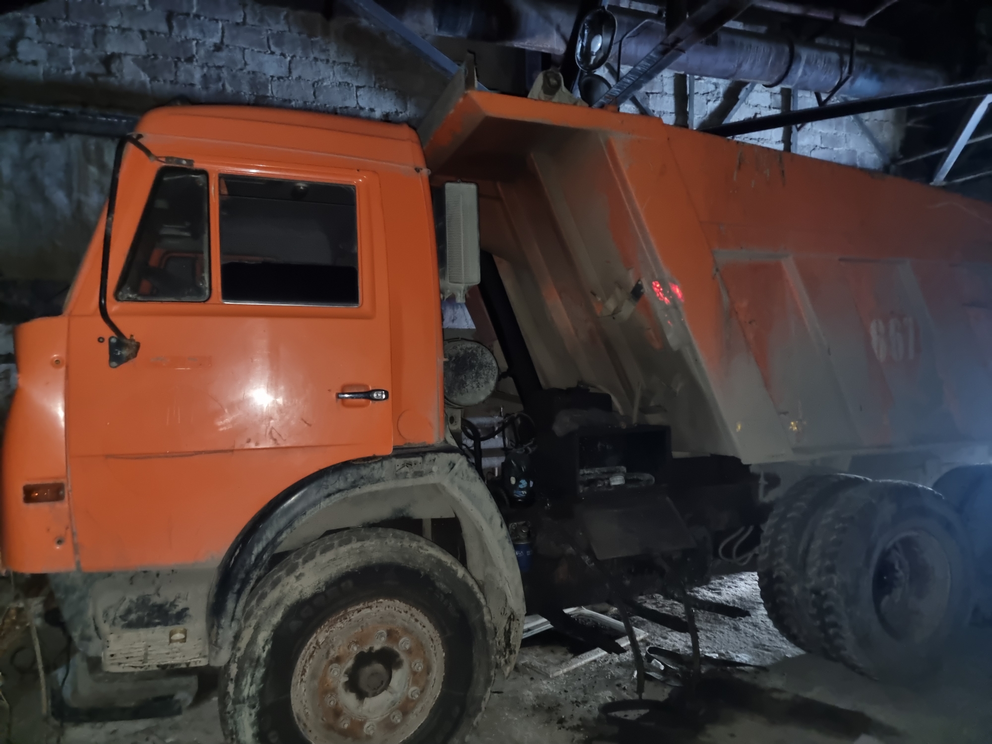 Самосвал КАМАЗ 65115, 2011 г.в., г/н Т867КЕ14, VIN XTC651150B23 86901. Местонахождение: РС(Я), г. Якутск. Собственник АО "Строительное управление-888".