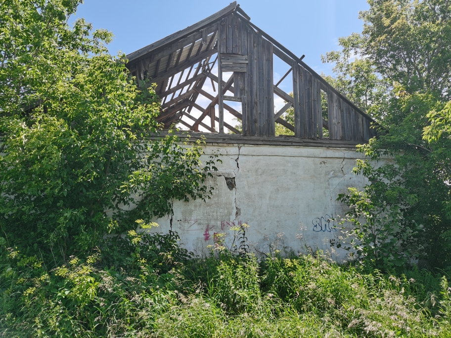 Земельный участок общей площадью 275 кв.м. с кадастровым номером 74:11:0306002:574, с расположенным на нем нежилым зданием - склад материальный общей площадью 126,4 кв.м., с кадастровым номером 74:11:0306002:102, по адресу: Челябинская область, Кизильский район, п. Зингейский, 80 м на юго-запад от нежилого здания № 4 по ул. Береговой
