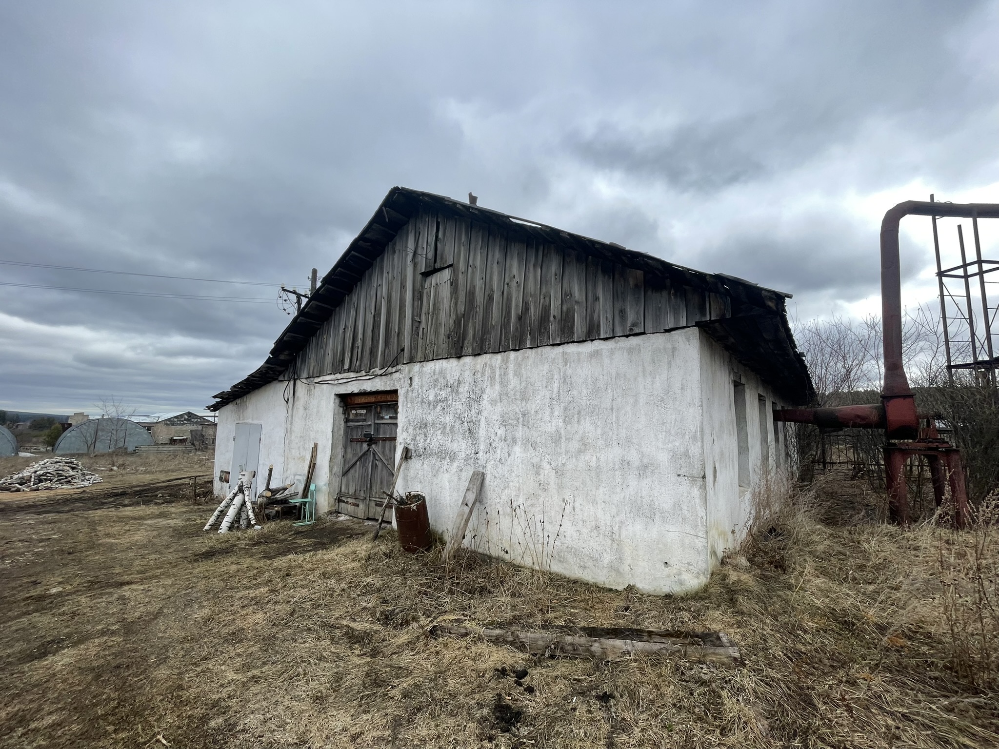 Нежилое помещение, назначение: нежилое, этаж № 1, общей площадью 115,7 кв. метров, кадастровый номер: 74:25:0000000:17550, расположенное по адресу: Российская Федерация, Челябинская область, г.Златоуст, п. Центральный, производственная база, и расположенный в помещении станок деревообрабатывающий, реестровый номер 3807, модель С25-4а УХЛ 4, заводской номер 534, год выпуска 1992