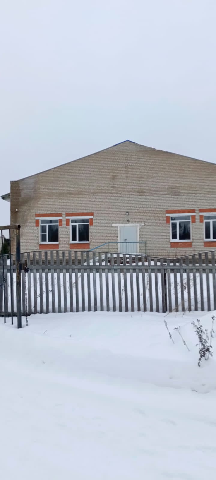 Помещения №№ 1-35 в подвале, 1-19, 41-79 на первом этаже общей площадью 2739,3 кв. м. в здании, расположенном по адресу: Республика Коми, г. Печора, п. Набережный, ул. Школьная, д. 39. Здание кирпичное, одноэтажное, 2003 года постройки. Кадастровый номер: 11:12:1501001:234. Закреплено на праве оперативного управления за Управлением образования МР «Печора».