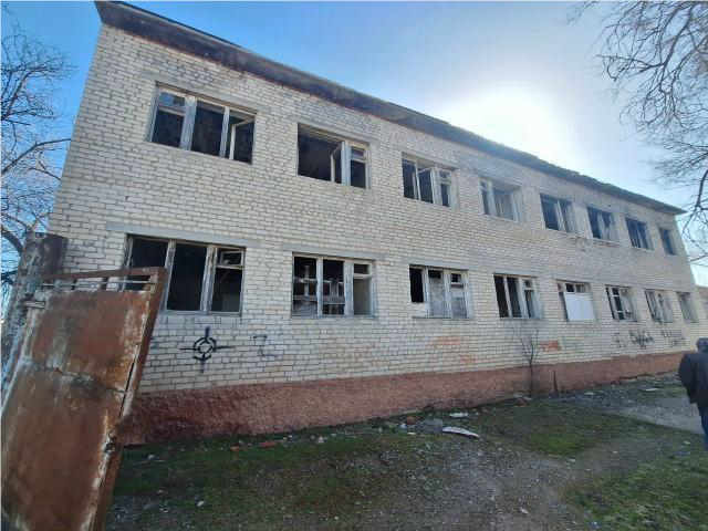 Продажа находящихся в федеральной собственности объектов недвижимого имущества общей площадью 1 614,8 кв. метра (кадастровые номера: 30:05:040135:302, 30:05:040135:312, 30:05:040135:335, 30:05:040135:361, 30:05:040135:382) и объекта другого имущества одновременно с земельным участком площадью 15 688 кв. метров (кадастровый номер 30:05:040135:161), на котором расположены такие объекты, по адресу: Астраханская область, р-н Камызякский, г. Камызяк, ул. Свободы, 9.