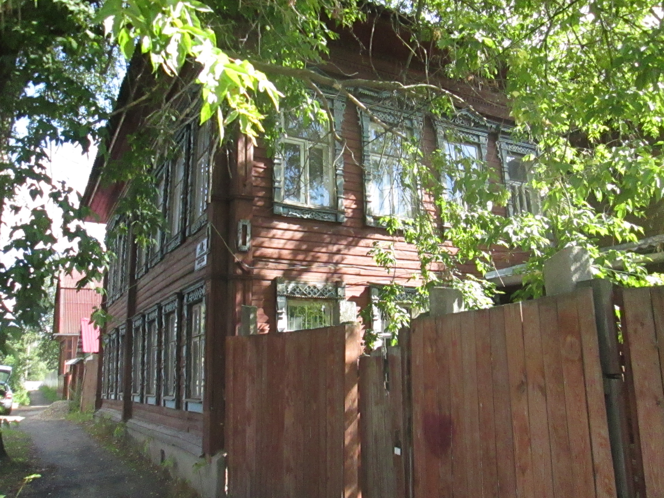 Административное здание, нежилое, 2-этажное, общая площадь 393,7 кв.м, кадастровый номер  44:25:030305:94, адрес объекта: Костромская область,  г.о. город Буй , г. Буй, ул. 1 Мая, д. 35 с одновременным отчуждением земельного участка, категория земель: земли населенных пунктов; разрешенное использование: для размещения административного здания, площадь 2767 кв.м, кадастровый номер 44:25:030305:7, адрес: Костромская область,  г.о. город Буй, г. Буй, ул. 1 Мая, з/у 35