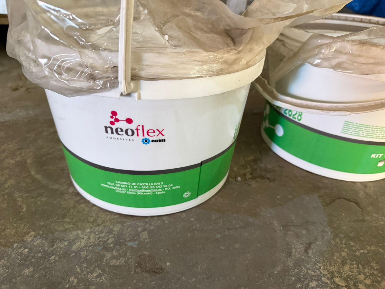Клей ceys Césped Artifical, пластиковые тубы – 2 шт. Клей-герметик Penosil (Silicona Neutra Silicone Neutro) 400n, пластиковые тубы - 24 шт., в 1 коробке. Двухкомпонентный клей Neoflex kit neopur 2628, пластиковых ведра с маркировкой 5,6кг. - 2 шт. и 12 кг. - 2 шт.