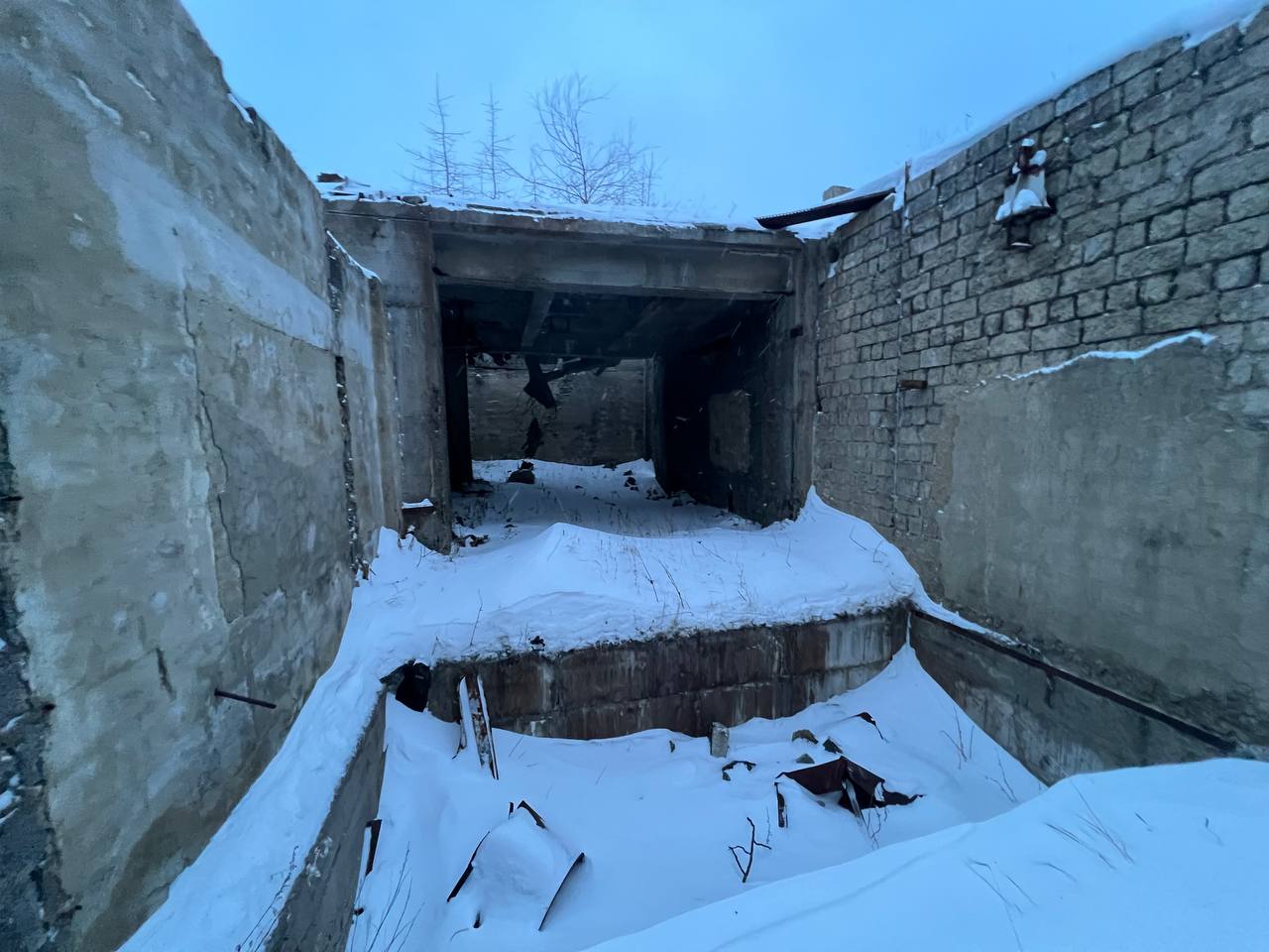 Нежилое здание (цех ЖБИ), с кадастровым номером 49:01:020118:872, 1523,90 кв.м. , расположенный по адресу: Магаданская область, п. Ола, ул. Лесная д. 8 . Право аренды на земельный участок с кадастровым номером 49:01:020118:196; 1649,0 кв.м.; расположенный по адресу: Магаданская область, п. Ола, ул. Лесная д. 8, под нежилым зданием (цех ЖБИ) с кадастровым номером 49:01:020118:872.