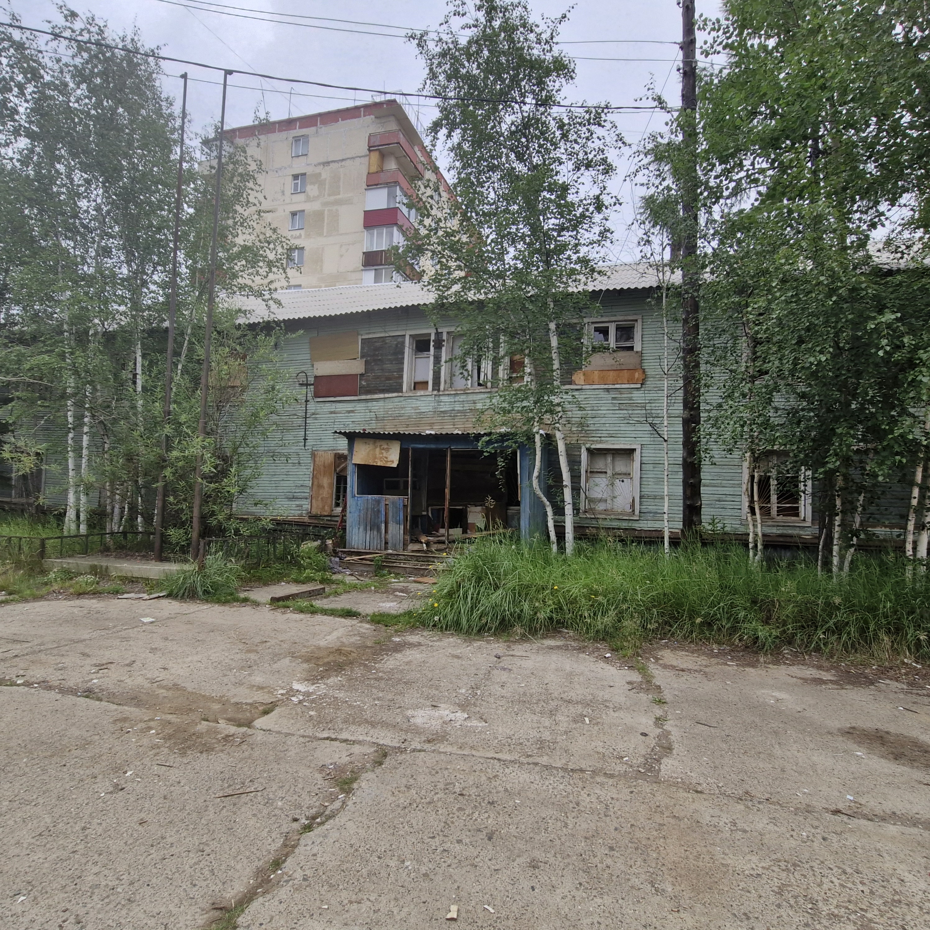 Административное здание с земельным участком