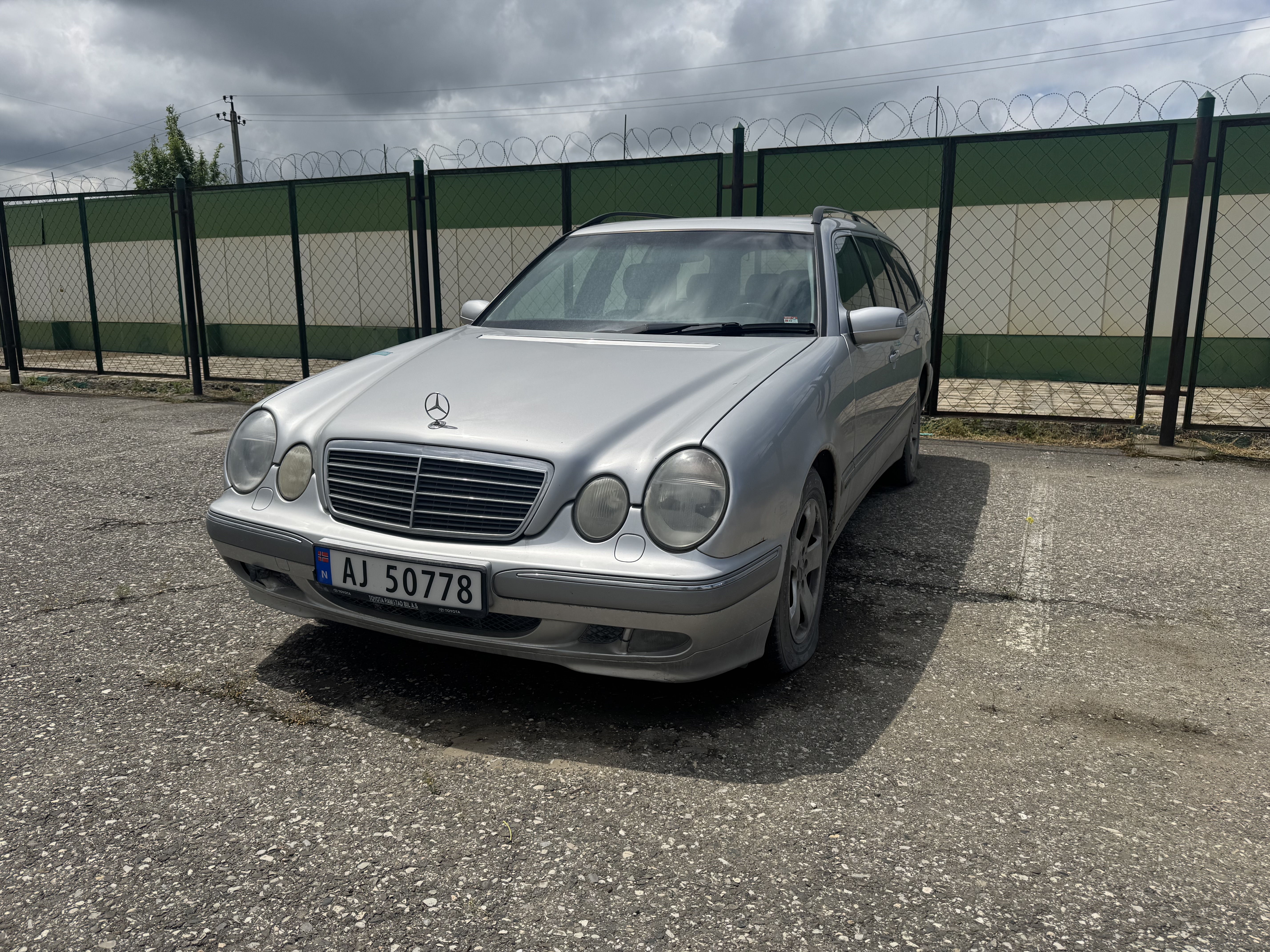 Транспортное средство марки MERCEDES-BENZ модель E-200, (VIN) – WDB2102481B290187, регистрационный знак отсутствует, 2001 г.выпуска. Транспортное средство находится в нерабочем техническом состоянии. Ключ зажигания отсутствует