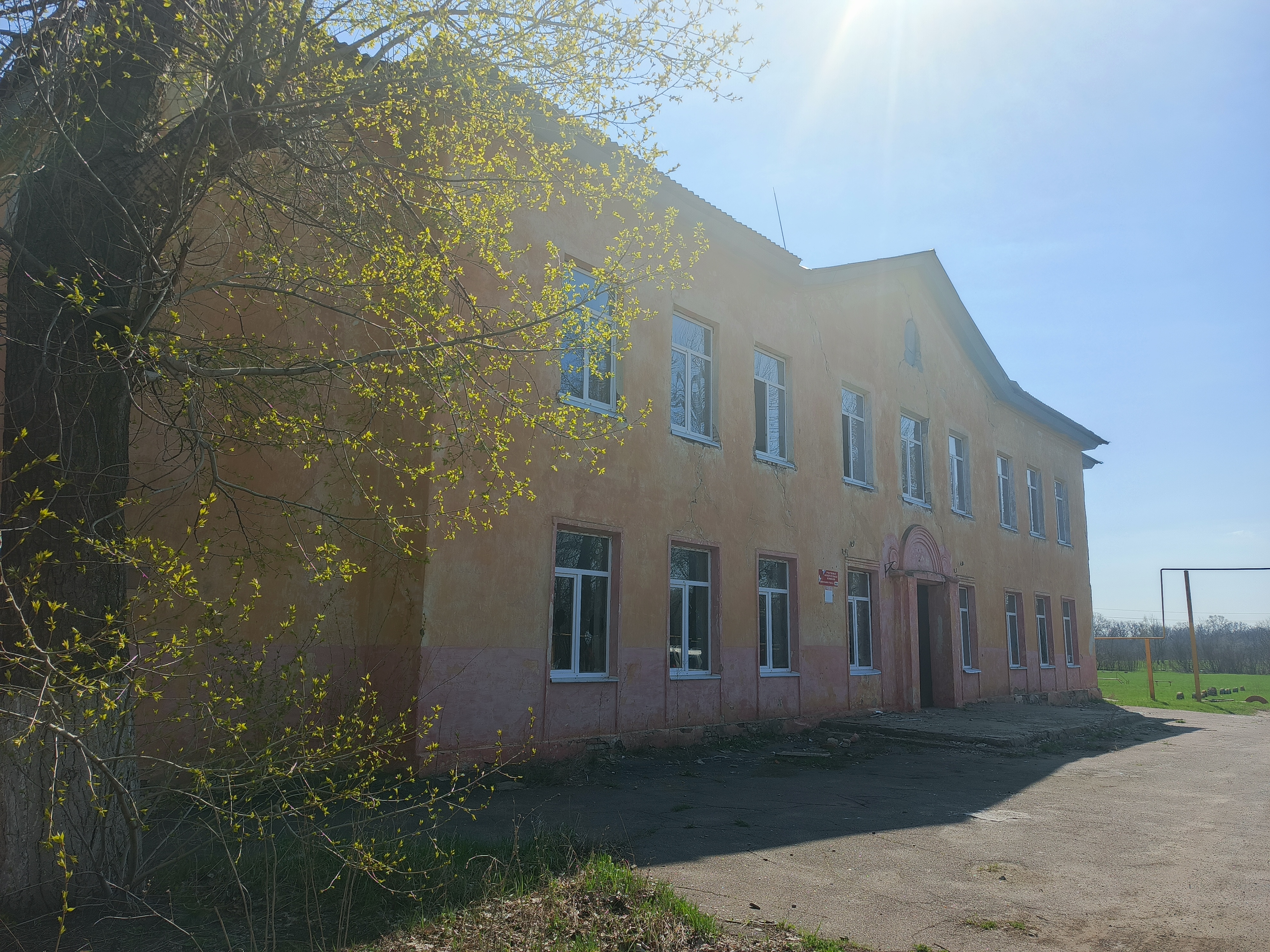 Нежилое здание школы с земельным участком