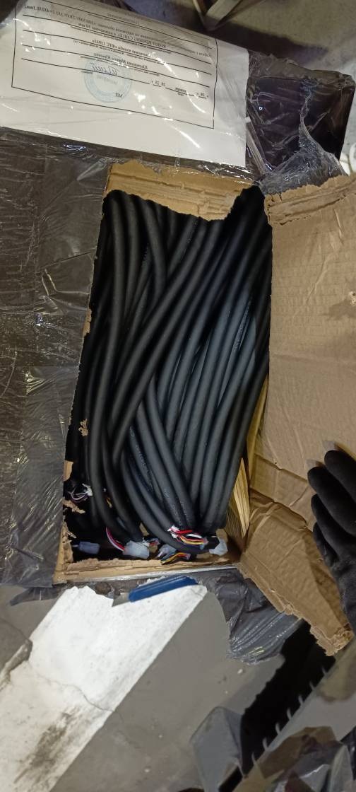 Кабель черного цвета с маркировкой «robot bending cable 300/500v 3х1.2+4х2х0.3mm2»