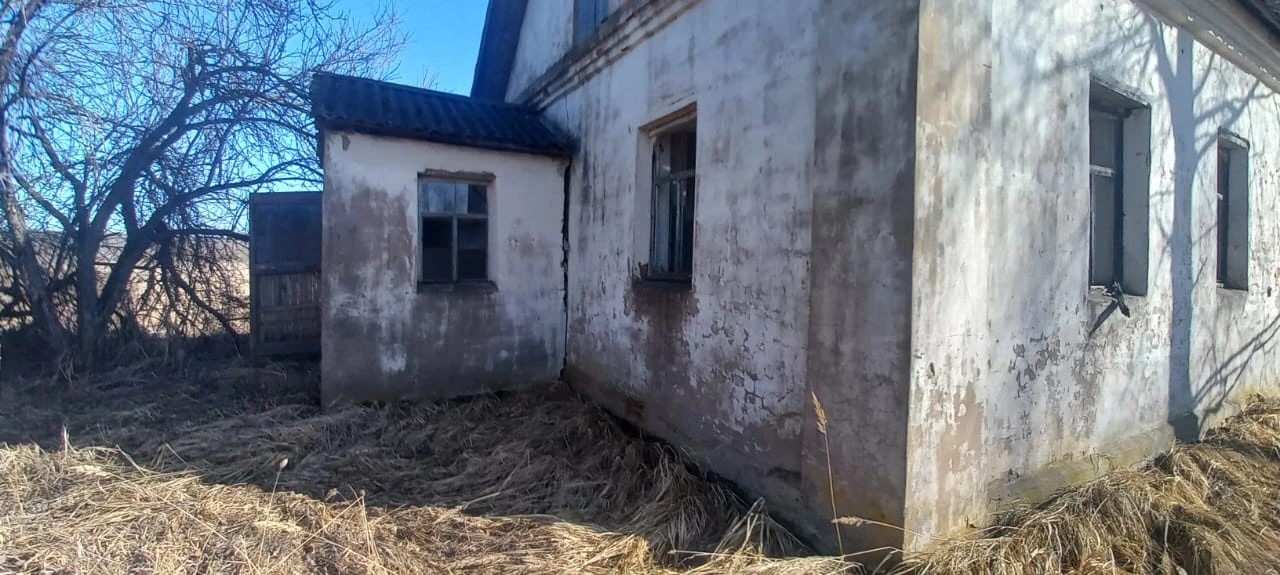 Нежилые здания с земельным участком, в том числе: - нежилое здание общей площадью 71,9 кв. м, КН 60:20:0603601:188; - нежилое здание (сарай) общей площадью 24 кв. м, КН 60:20:0603601:195; - земельный участок общей площадью 1500 кв. м, КН 60:20:0603601:190, категория земель: земли населенных пунктов