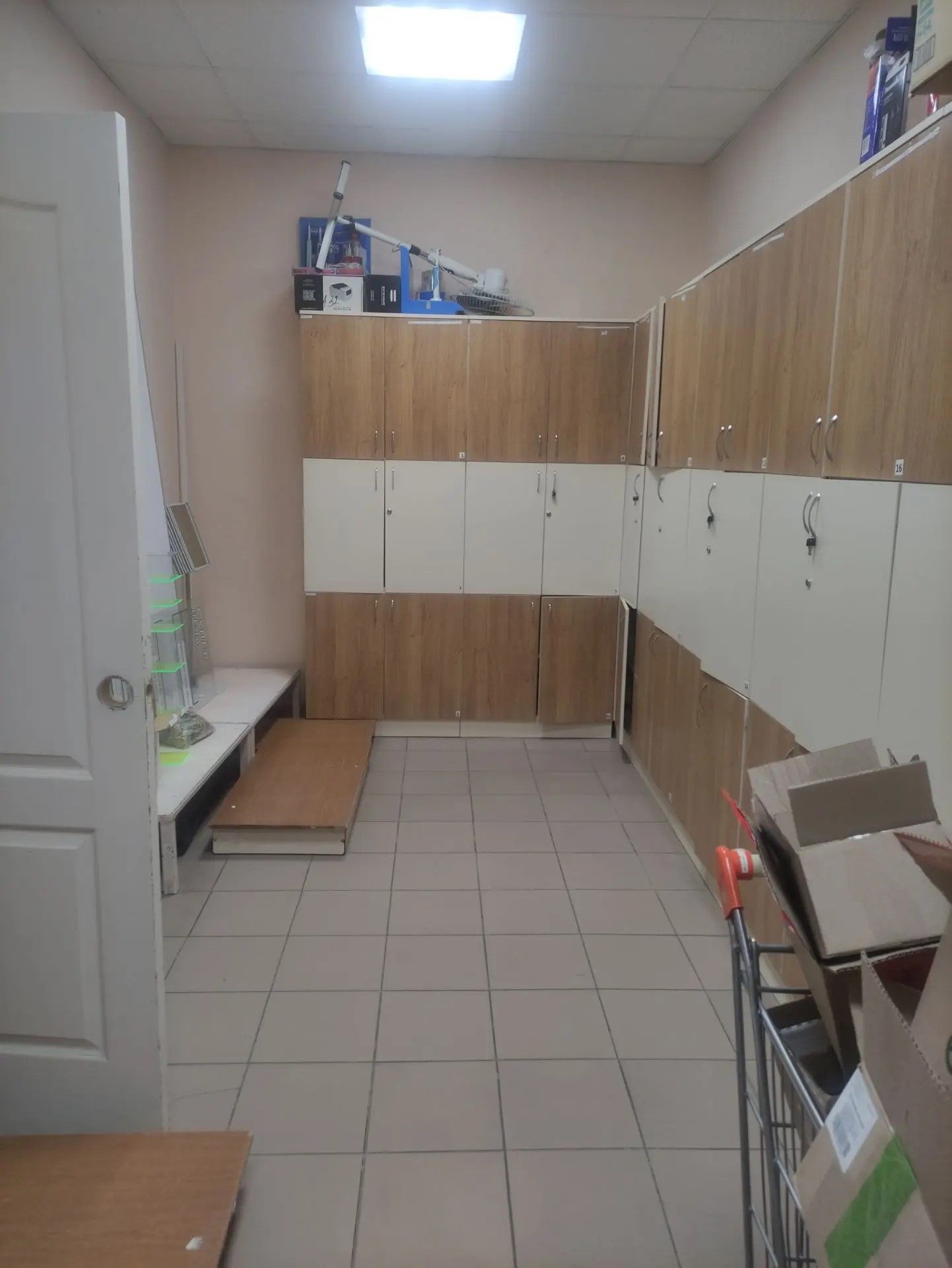Встроенное нежилое помещение общей площадью 73,1 кв.м. .(номера помещений на поэтажном плане: 81-81г), кадастровый  номер 58:29:4004006:3118, расположенное на 1 этаже 9-ти этажного кирпичного жилого дома  по адресу: г. Пенза  ул. Кулакова, 1