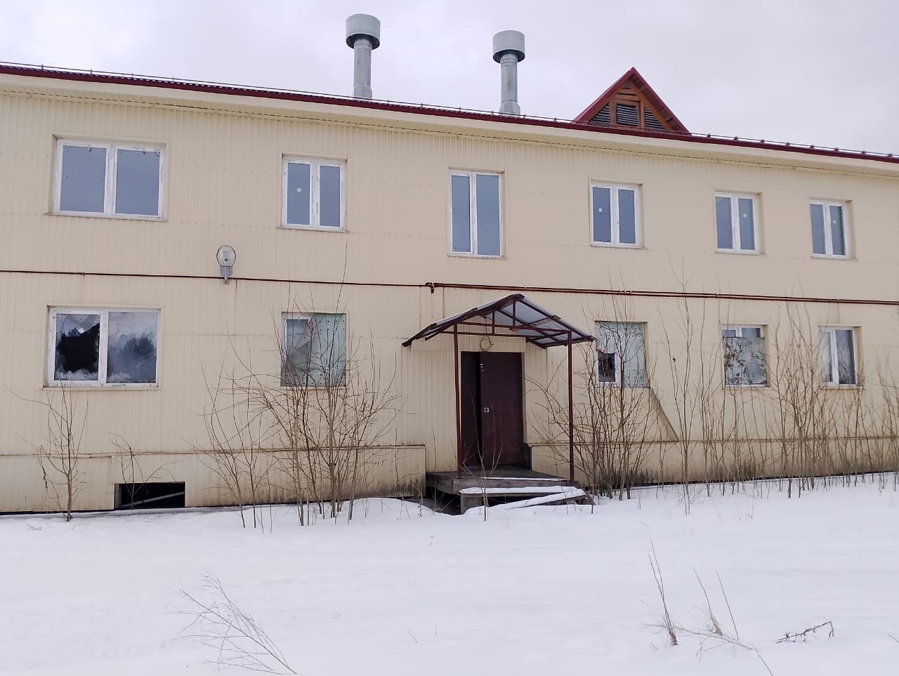 Объект незавершенного строительства (многоквартирный жилой дом со встроенными помещениями общественного назначения) с кадастровым номером 29:13:120501:3402 общей площадью 589 кв.м. с земельным участком с кадастровым номером 29:13:120501:2912 площадью 1000 кв.м., расположенные по адресу: Архангельская область, Онежский район, п. Малошуйка, ул. Ленина, дом