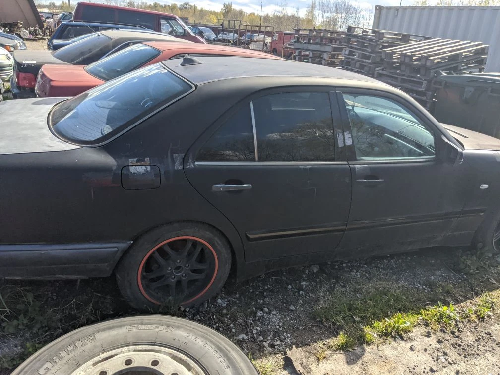 Автомобиль марки "Мерседес Е230" (MERSEDES-E230 CLASSIC)