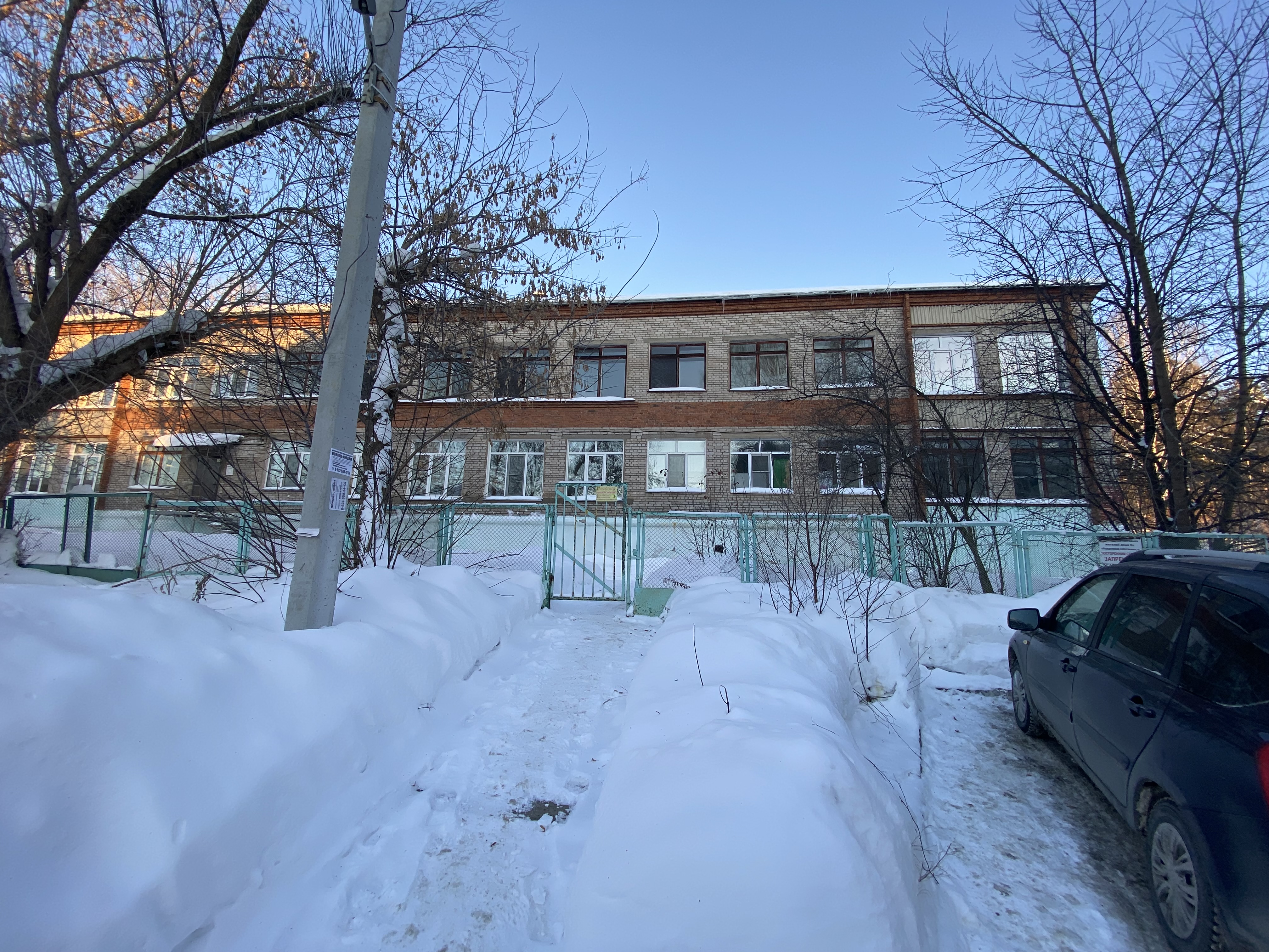 Имущество: площадью 950,3 кв.м. кадастровые номера 18:26:050947:456, 18:26:050086:798, 18:26:050947:1501. Нежилое здание (лит.Б, пр1,пр2,а1,а2) Павильон (литер М) Павильон (литер Е) Прочее имущество: (ограждения 428,9п.м., Узел учета тепловой энергии), Земельный участок площадью - 7454 кв.м. - кадастровый номер 18:26:050086:14.
